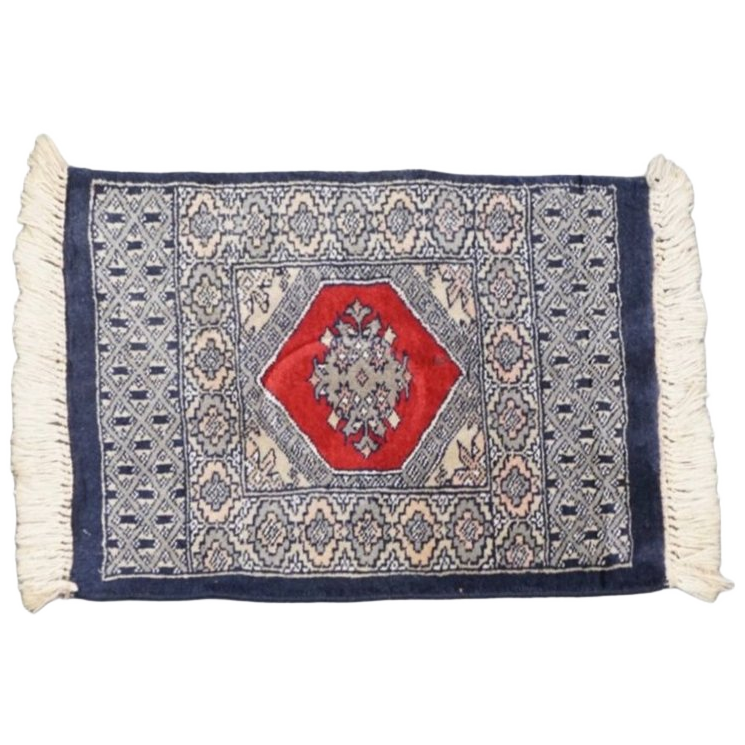 Handgeknoopt Sierkleedje/ Tafelkleedje Een Fijn Patroon In Donkerblauwe En Rode Kleuren 47x46cm image 1
