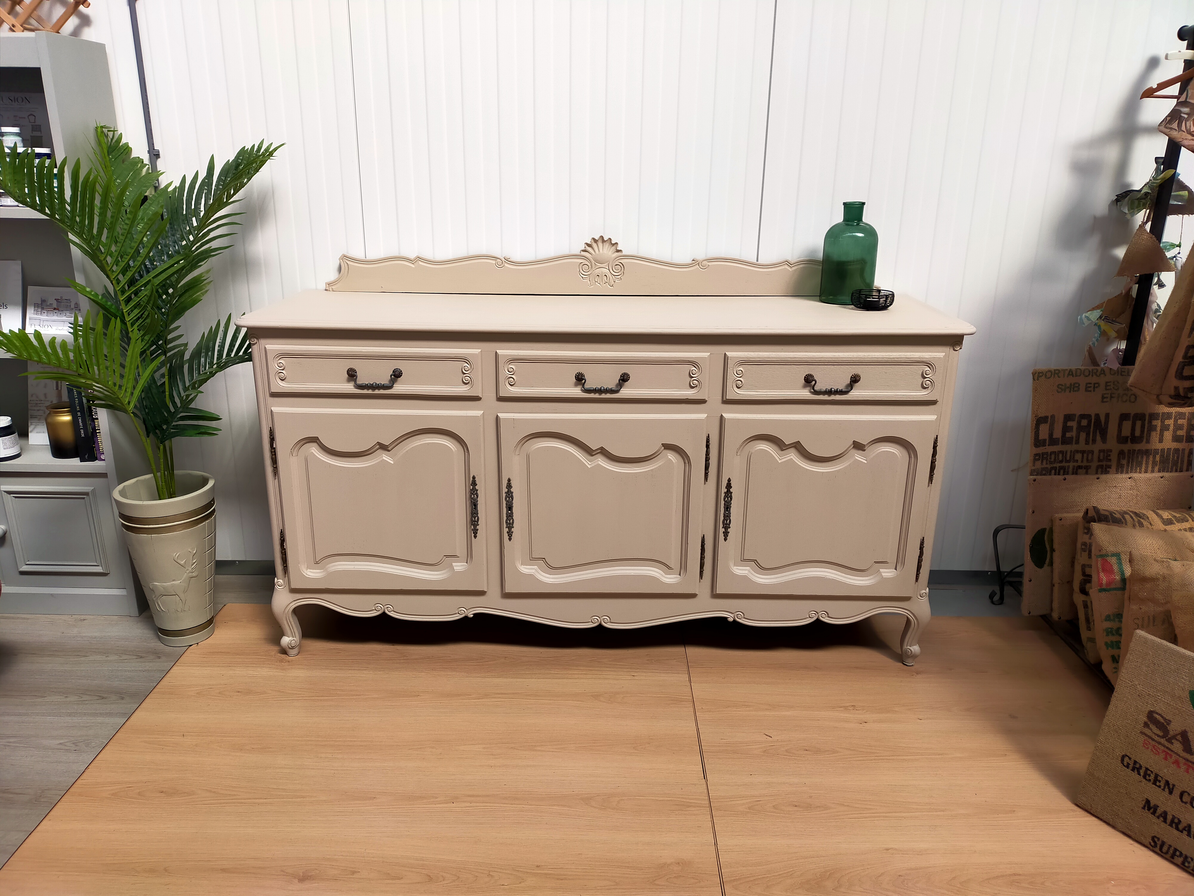 Vintage Dressoir Queen Ann Stijl image 1