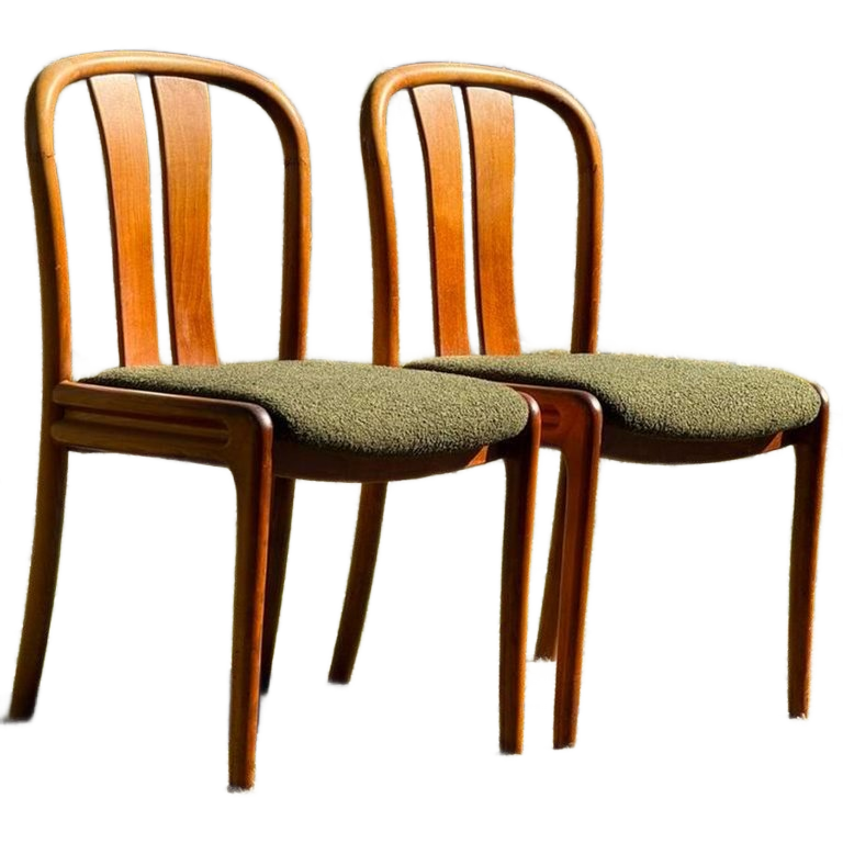 2 Hergestoffeerde Casala Stoelen image 1