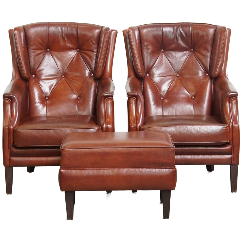 Comfortabele En Karaktervolle Set Van 2 Schapenleren Chesterfield Fauteuils Met Hocker image 1