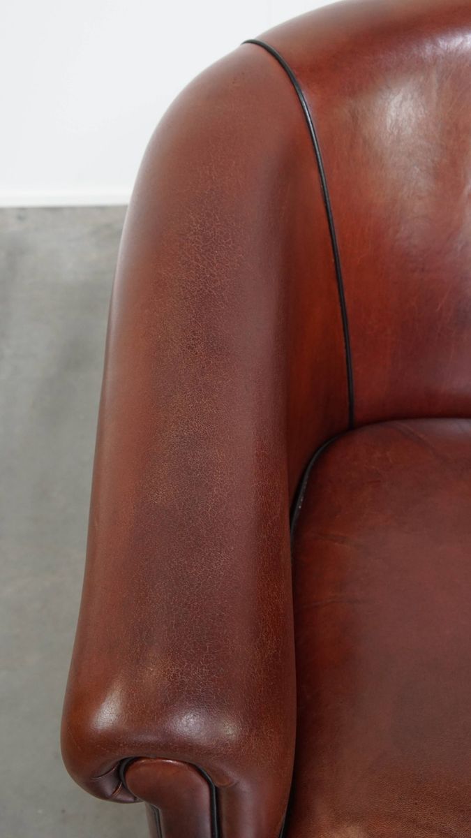 Mooie Tijdloze Schapenleren Clubfauteuil In Een Warme Diepe Kleur En Afgewerkt Met Zwarte Biezen image 7