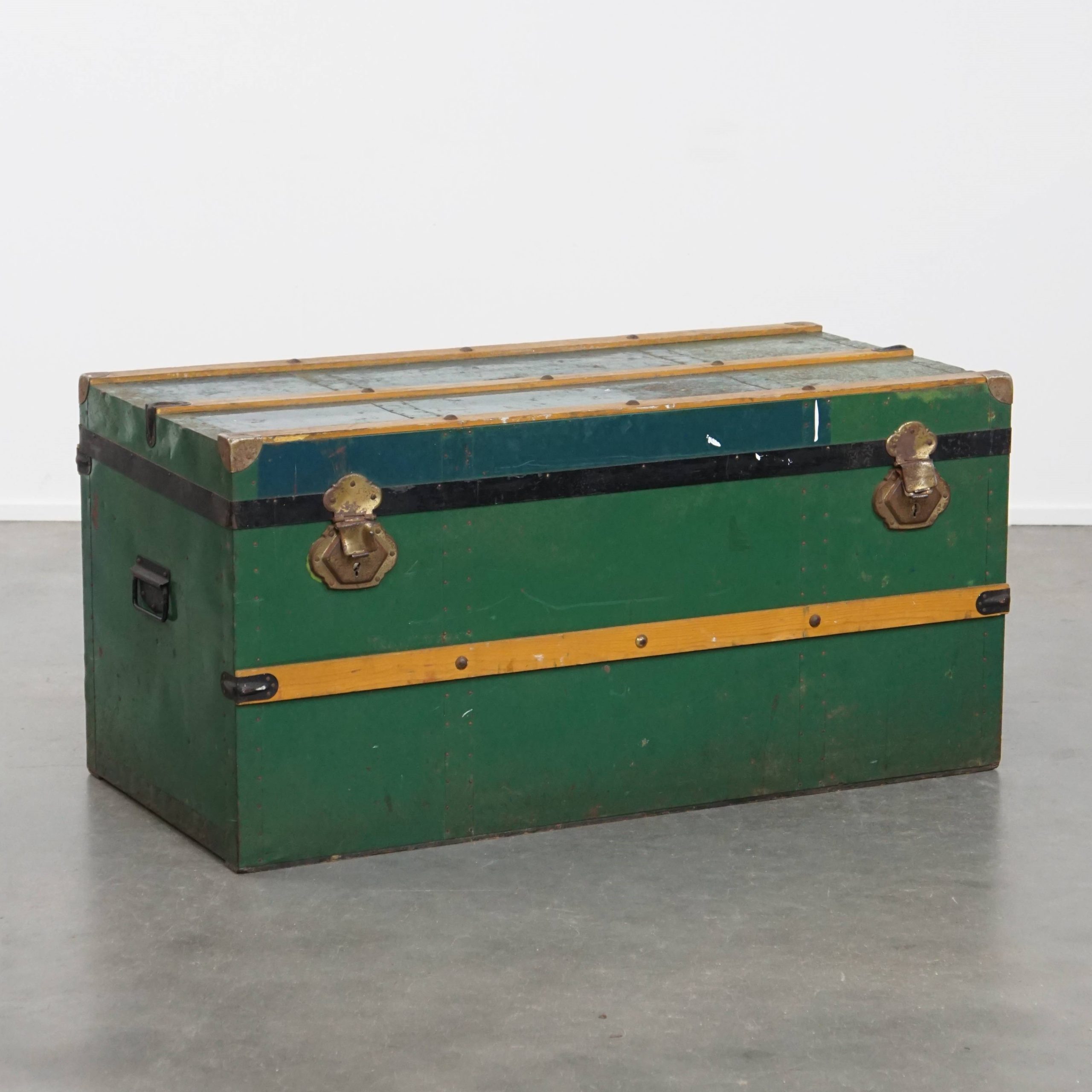 Grote Originele Antieke Reiskist/ Salontafel Uit Begin 1900 Met Handvaten En Opvallende Kleuren image 2