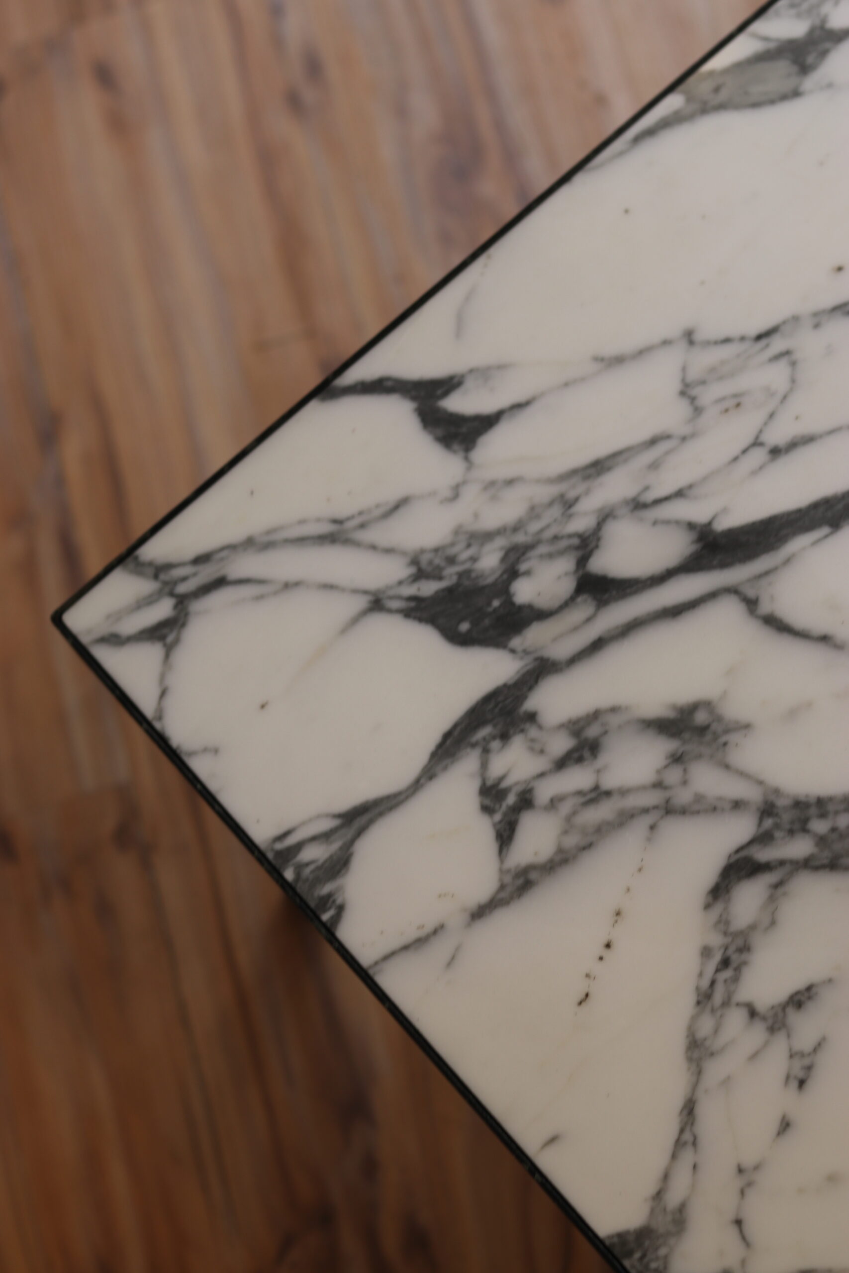 Rechthoekige Salontafel In Zwart Gelakt Metaal En Arabescato Marmer image 8