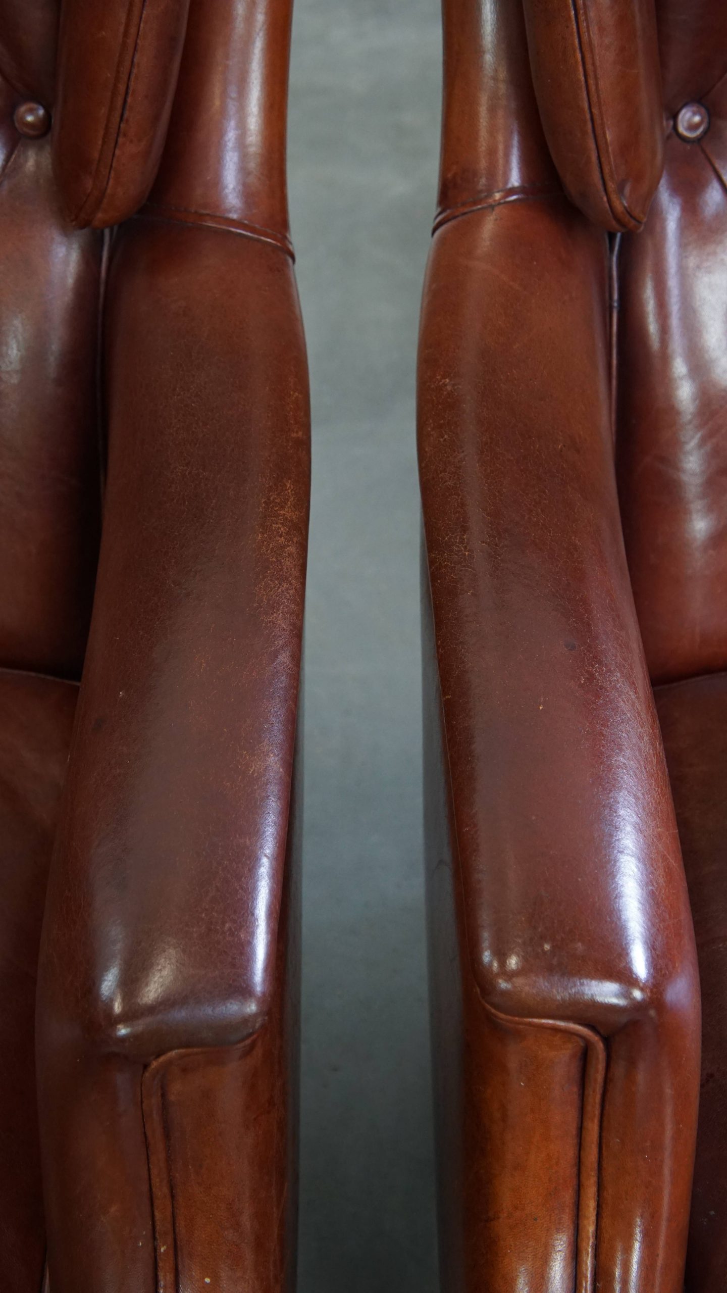 Comfortabele En Karaktervolle Set Van 2 Schapenleren Chesterfield Fauteuils Met Hocker image 10