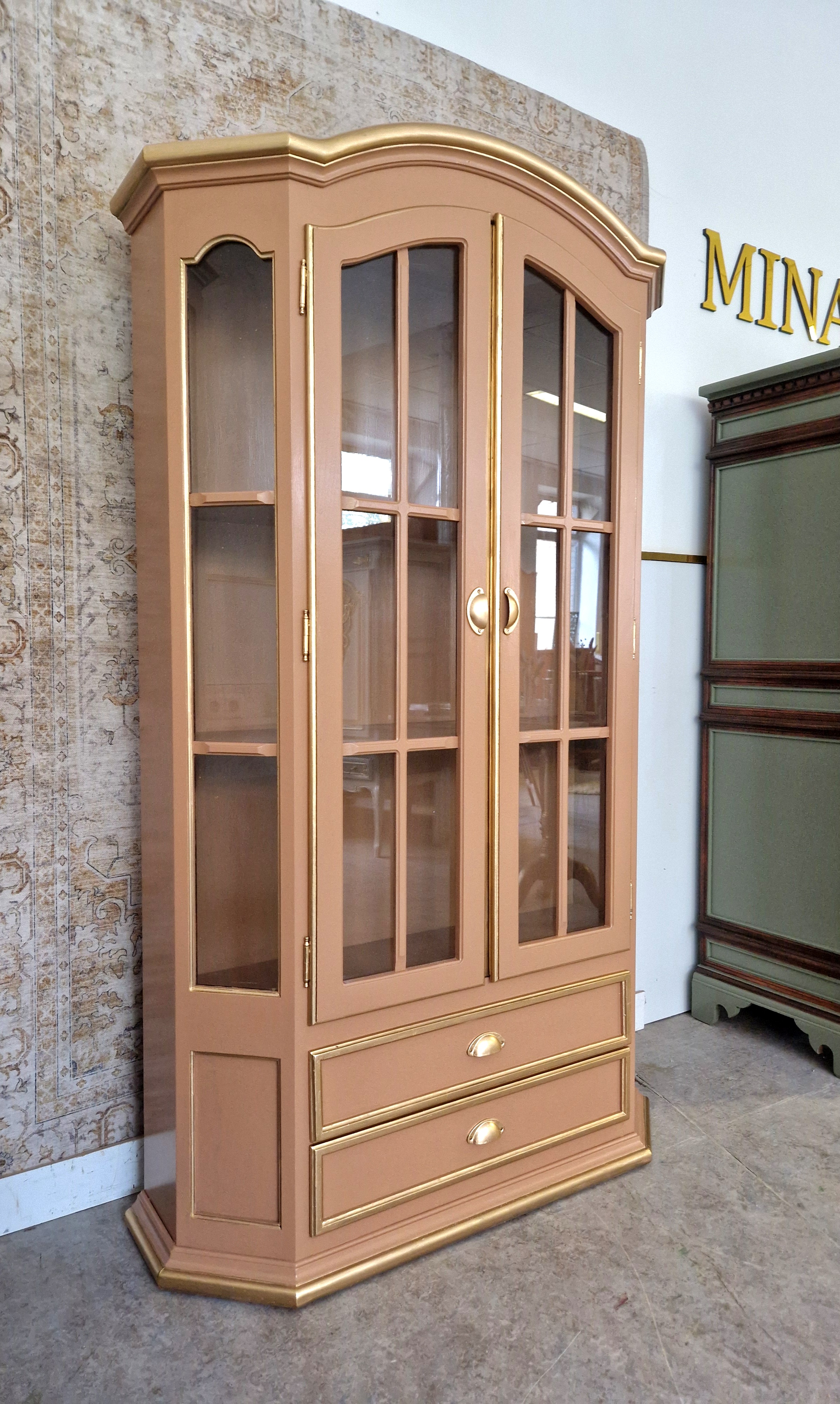 Vitrinekast In Zachte Perzikkleur En Goud image 4