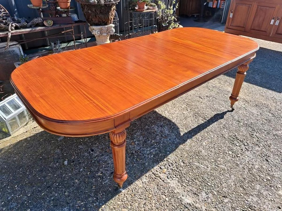 Prachtige Klassieke Ovale Houten Tafel Met Decoratieve Pote image 4