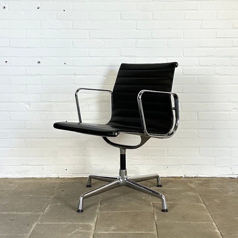Vitra Ea 108 Zwarte Design Stoel, Ontworpen Door Charles & Ray Eames image 5