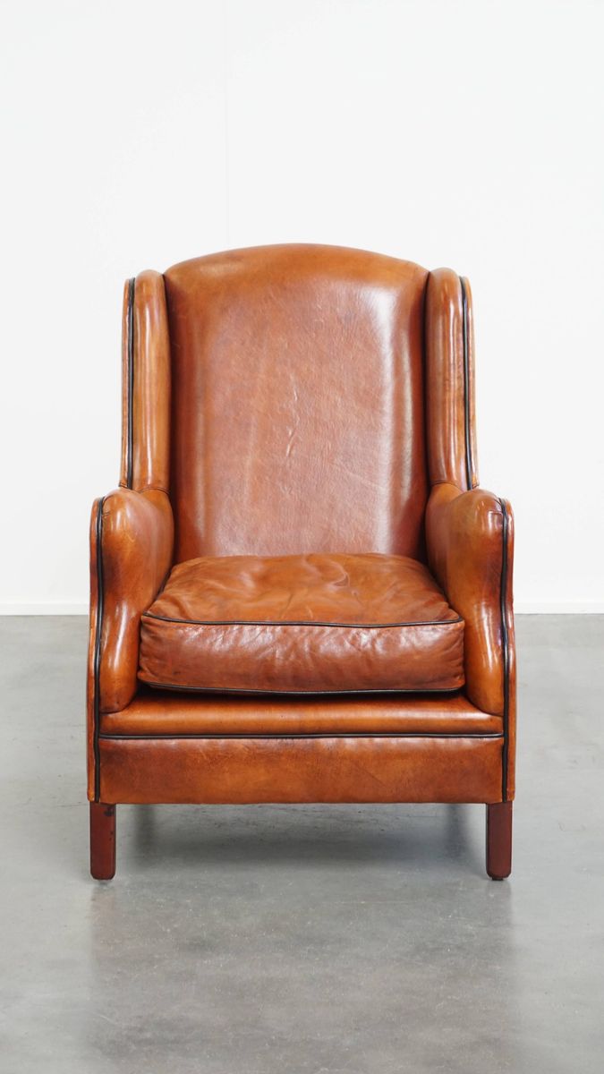 Luxe En Comfortabele Schapenleren Armchair Met Hoge Rug, Zwarte Biezen En Een Tijdloos Design image 2