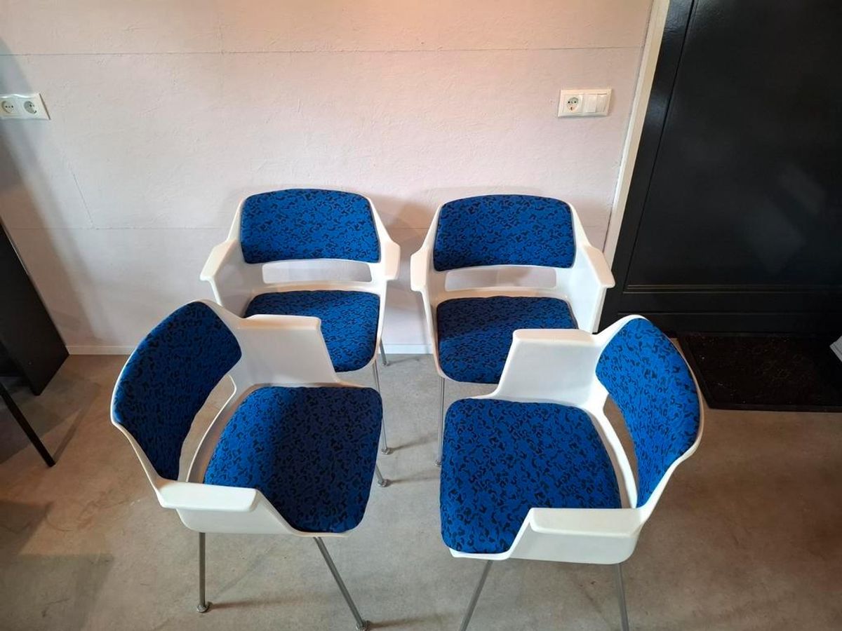 4 + 1 Vintage Gispen 2225 Stoelen image 3