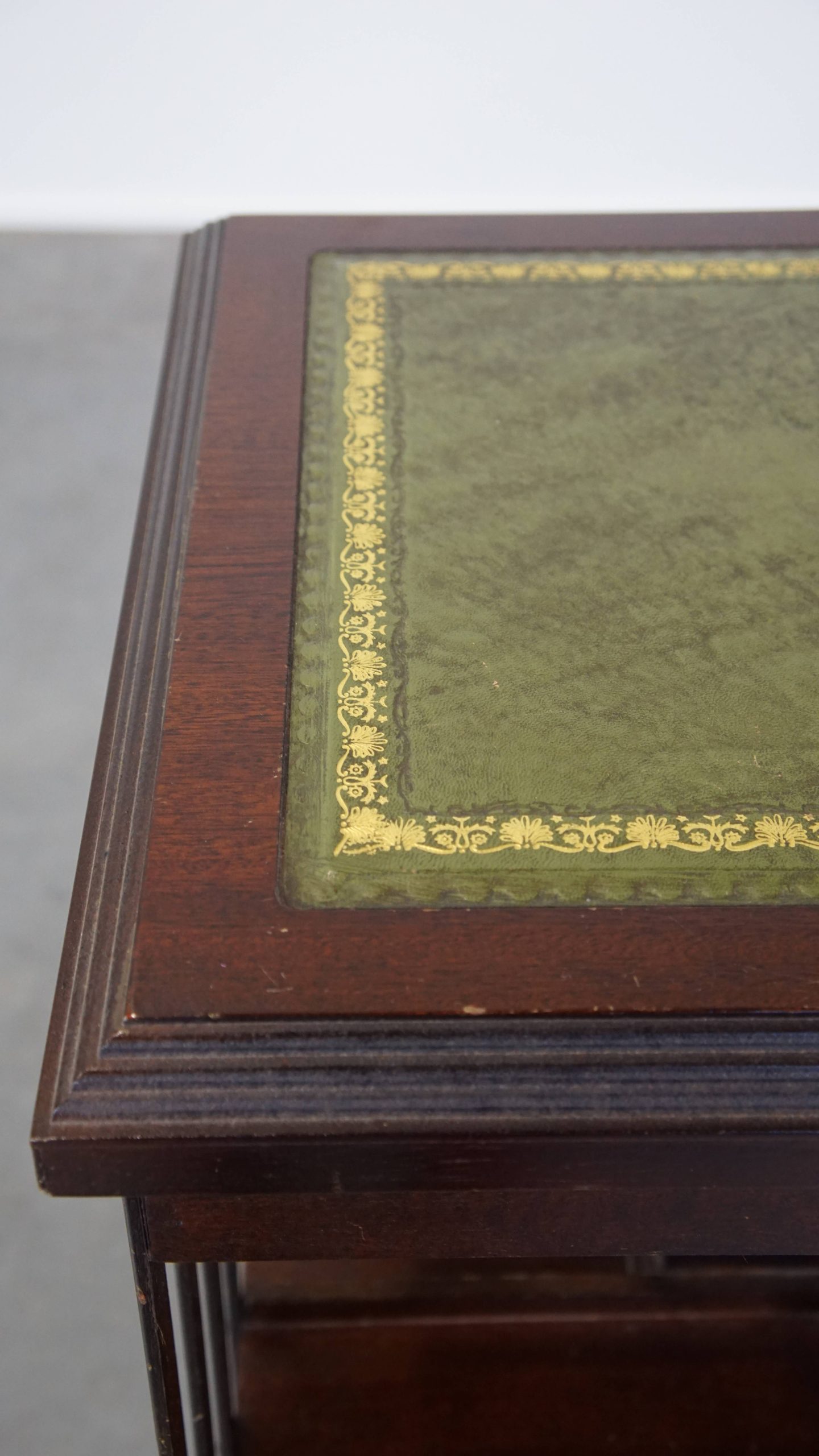 Zeer Mooie Houten Boekenmolen Met Groen Leren Blad En Op Wieltjes In Engelse Stijl image 9