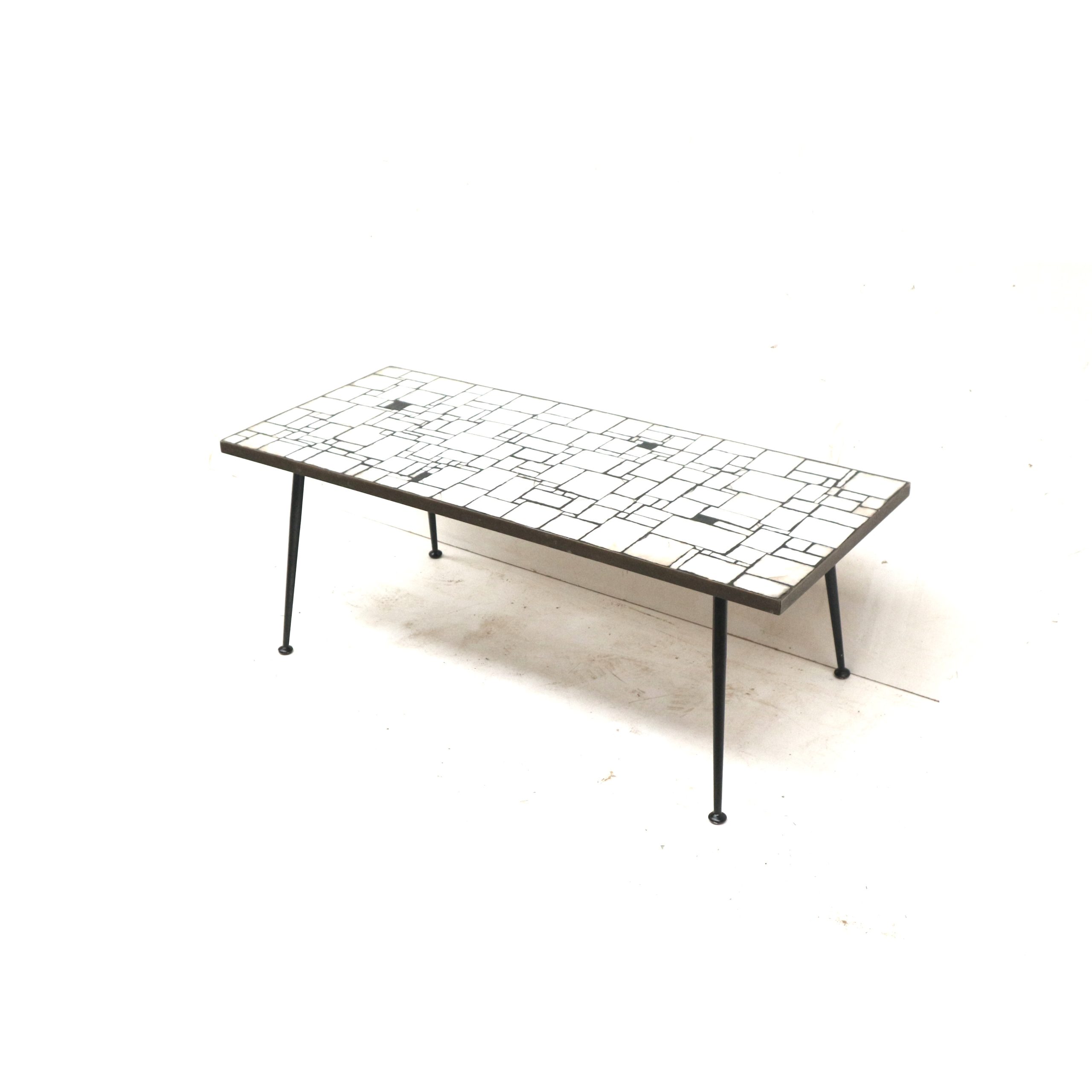 Vintage Zwart Witte Keramieke Salontafel Met Schuine Metalen Poten image 2
