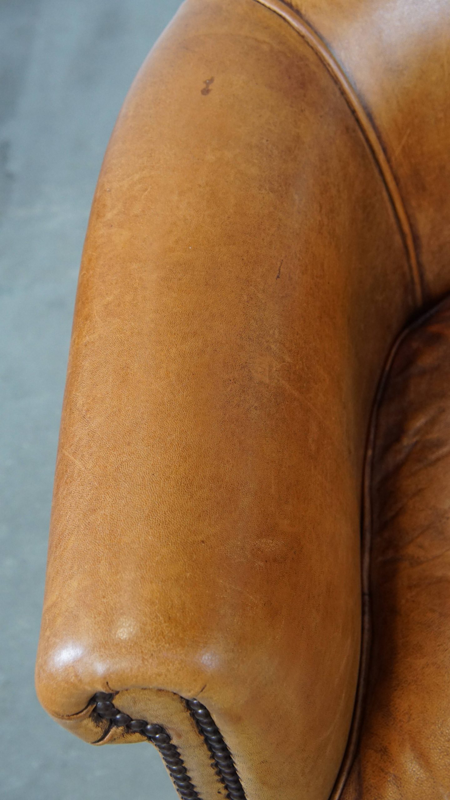 Leuke, Charmante En Comfortabele Schapenleren Clubfauteuil In Een Mooie Lichte Cognac Kleur image 7