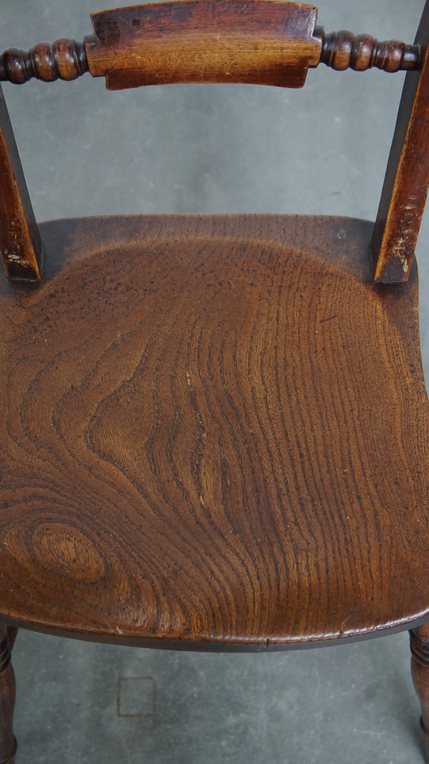 Elegante Set Van 2 Antieke Engelse Stoeltjes Met Mooi Houtwerk En Warme Kleuren image 7