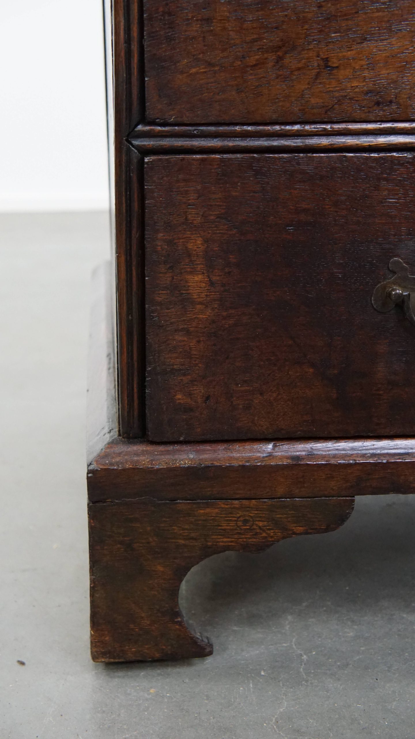 Elegante Vroeg 18e Eeuwse Antieke Engelse Ladekast/ Commode Gemaakt Van Eikenhout Met 5 Lades image 15