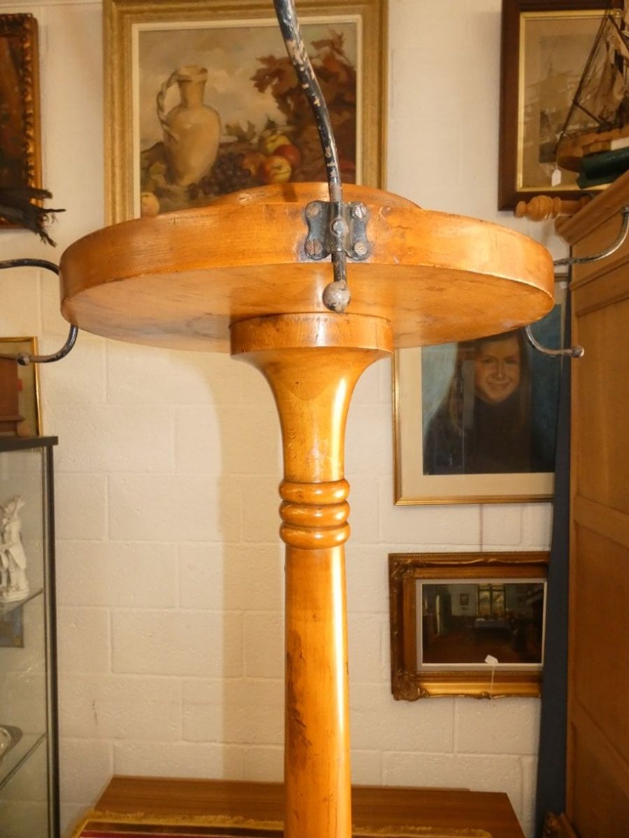 Zeldzame Café Kapstok Met Originele Zinken Bakjes. image 4