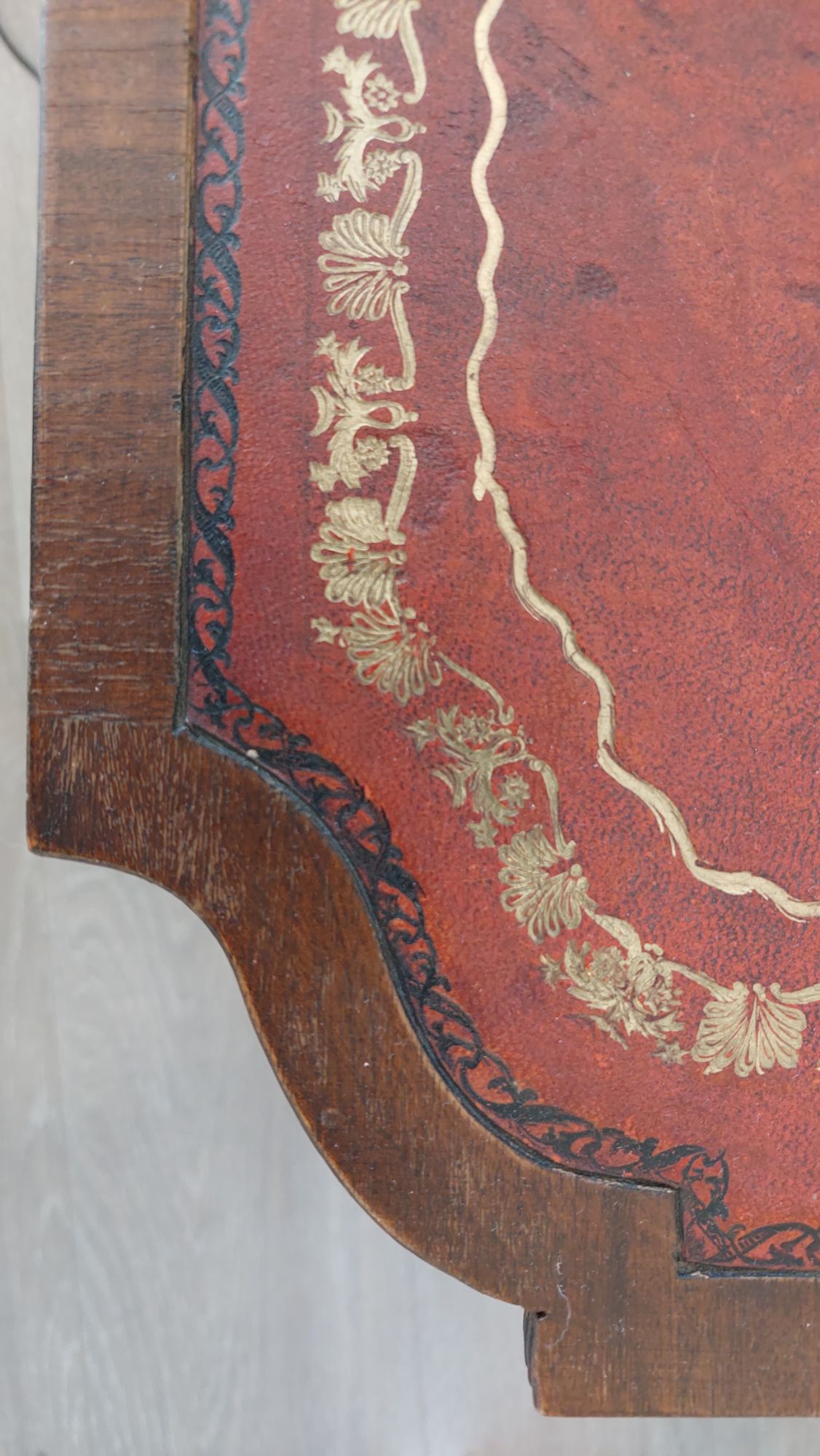 Bijzettafeltje Met Rood Leder Blad Met Goudkleurige Sierrand image 4