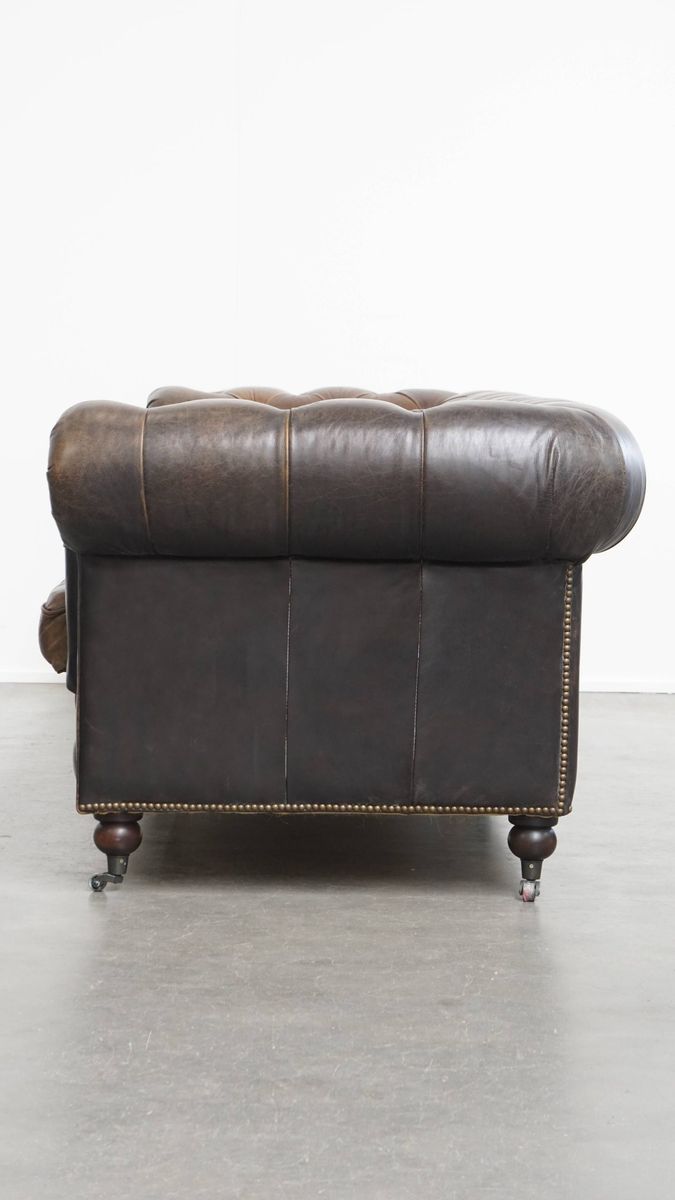 Luxe En Charmante Rundleren 3-zits Chesterfield Bank Op Wieltjes Met Een Onweerstaanbaar Karakter image 4