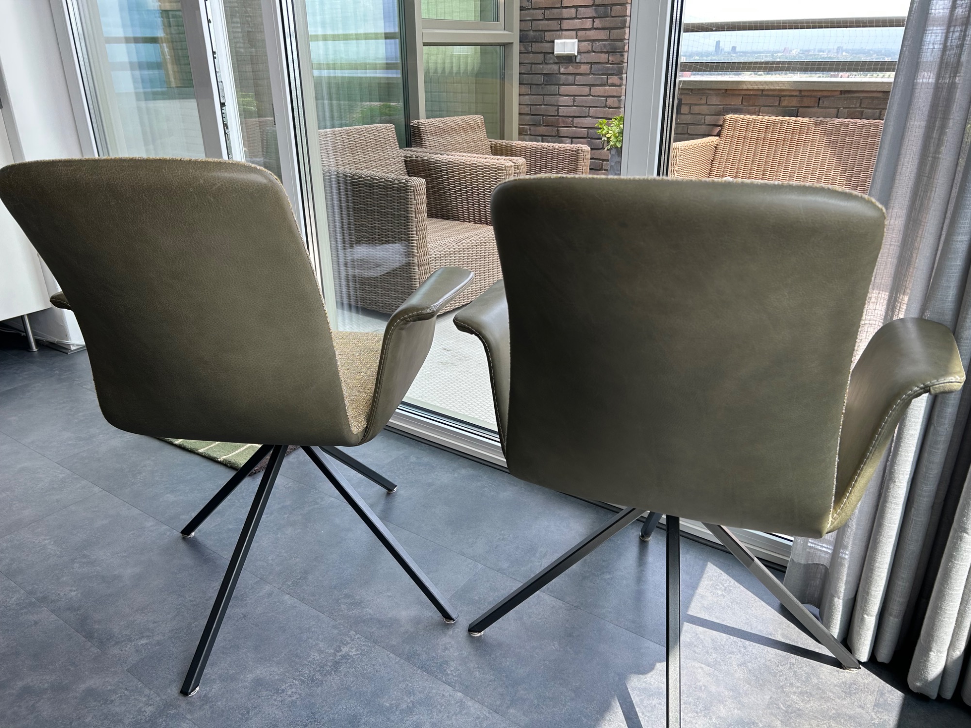 Set Van 2 Eetkamerstoelen. Duostoffering & Draaibare Zitting image 5