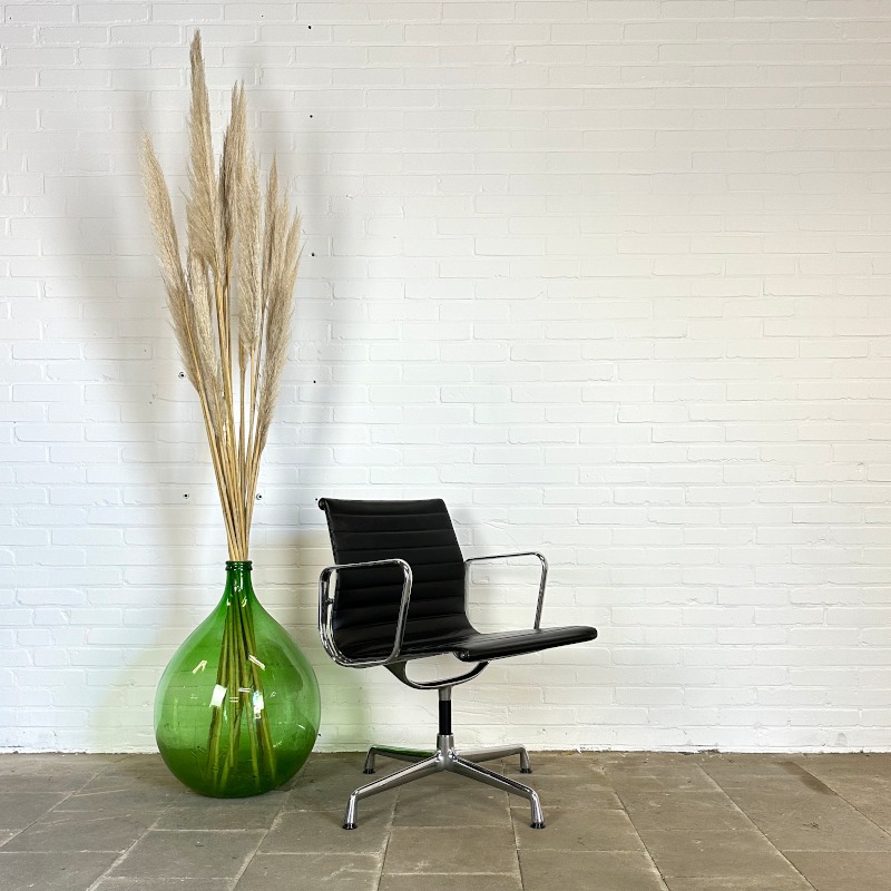 Vitra Ea 108 Zwarte Design Stoel, Ontworpen Door Charles & Ray Eames image 2