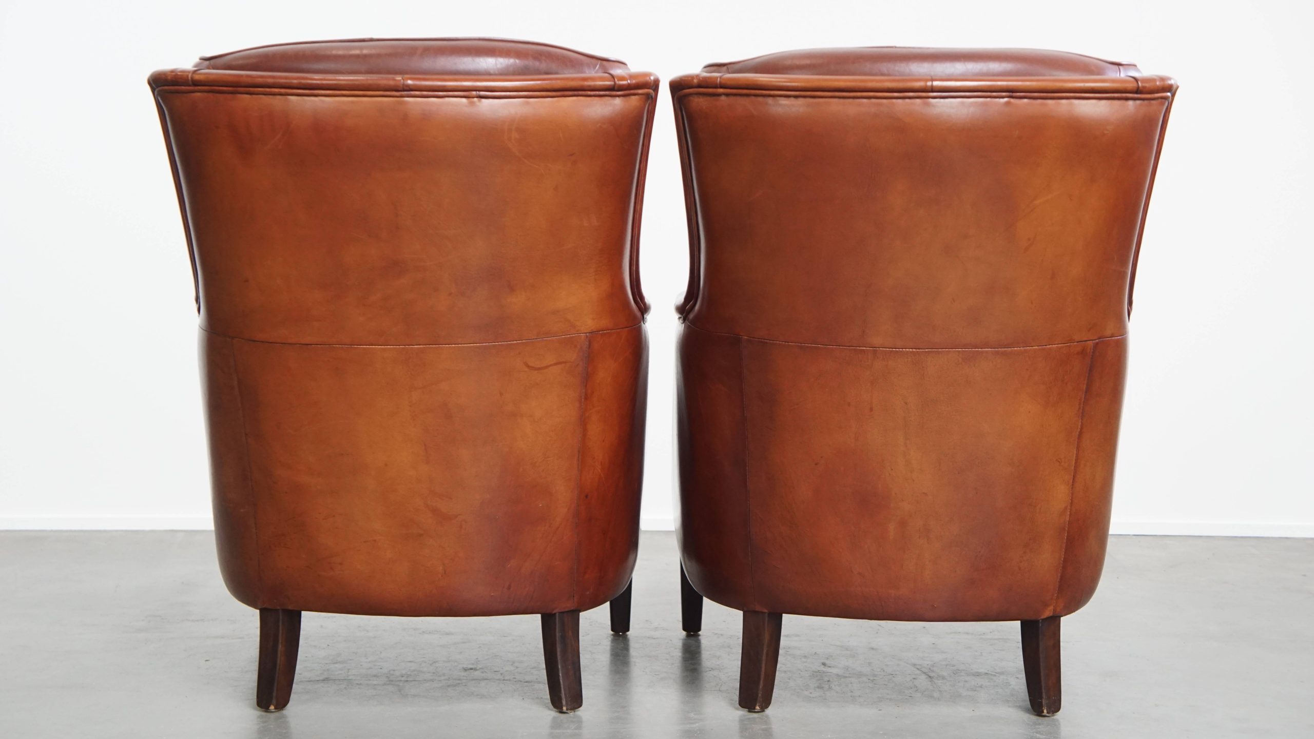 Comfortabele En Karaktervolle Set Van 2 Schapenleren Chesterfield Fauteuils Met Hocker image 5