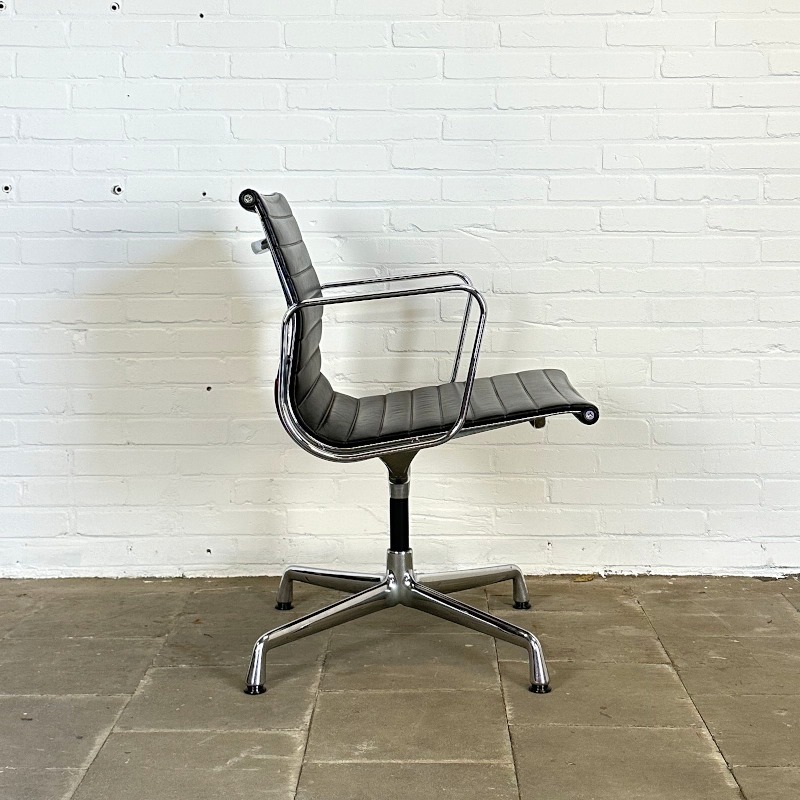 Vitra Ea 108 Zwarte Design Stoel, Ontworpen Door Charles & Ray Eames image 4