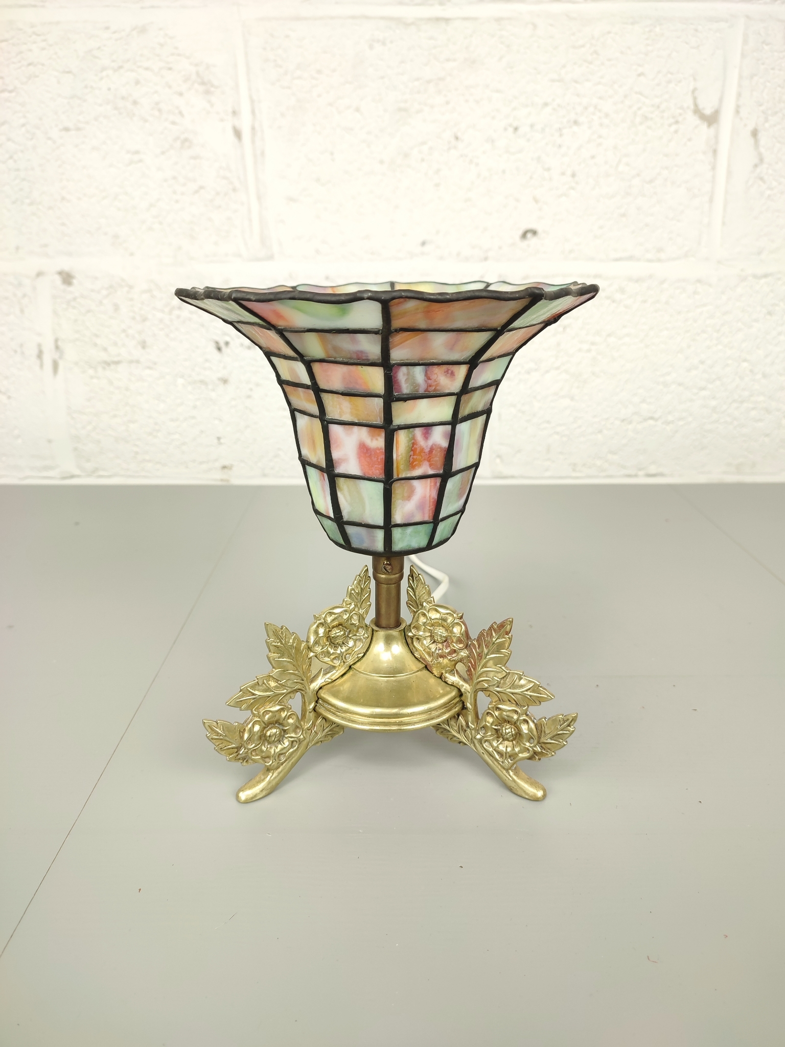 Tiffany Lampje Op Bronzen Voet image 2