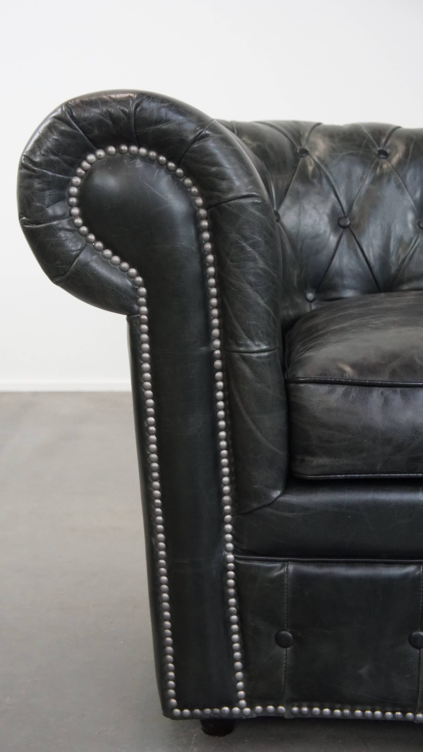 Tijdloze En Klassieke Ruime Zwarte Chesterfield Fauteuil Van Karaktervol Generfd Rundleer image 10