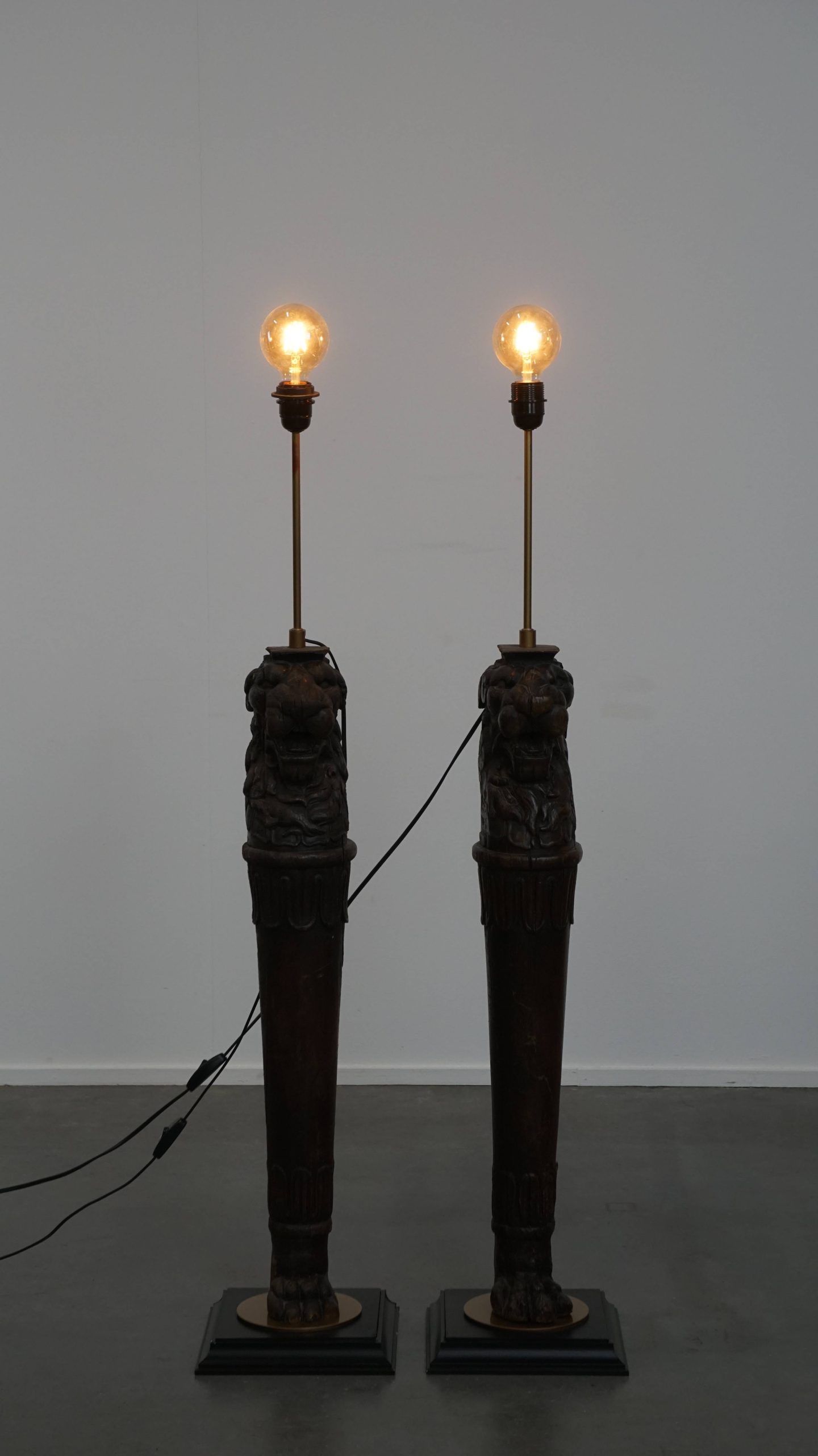 Set Van 2 Prachtige Unieke Handgesneden Antieke Houten Staande Lampen Met Leeuwenkoppen image 3