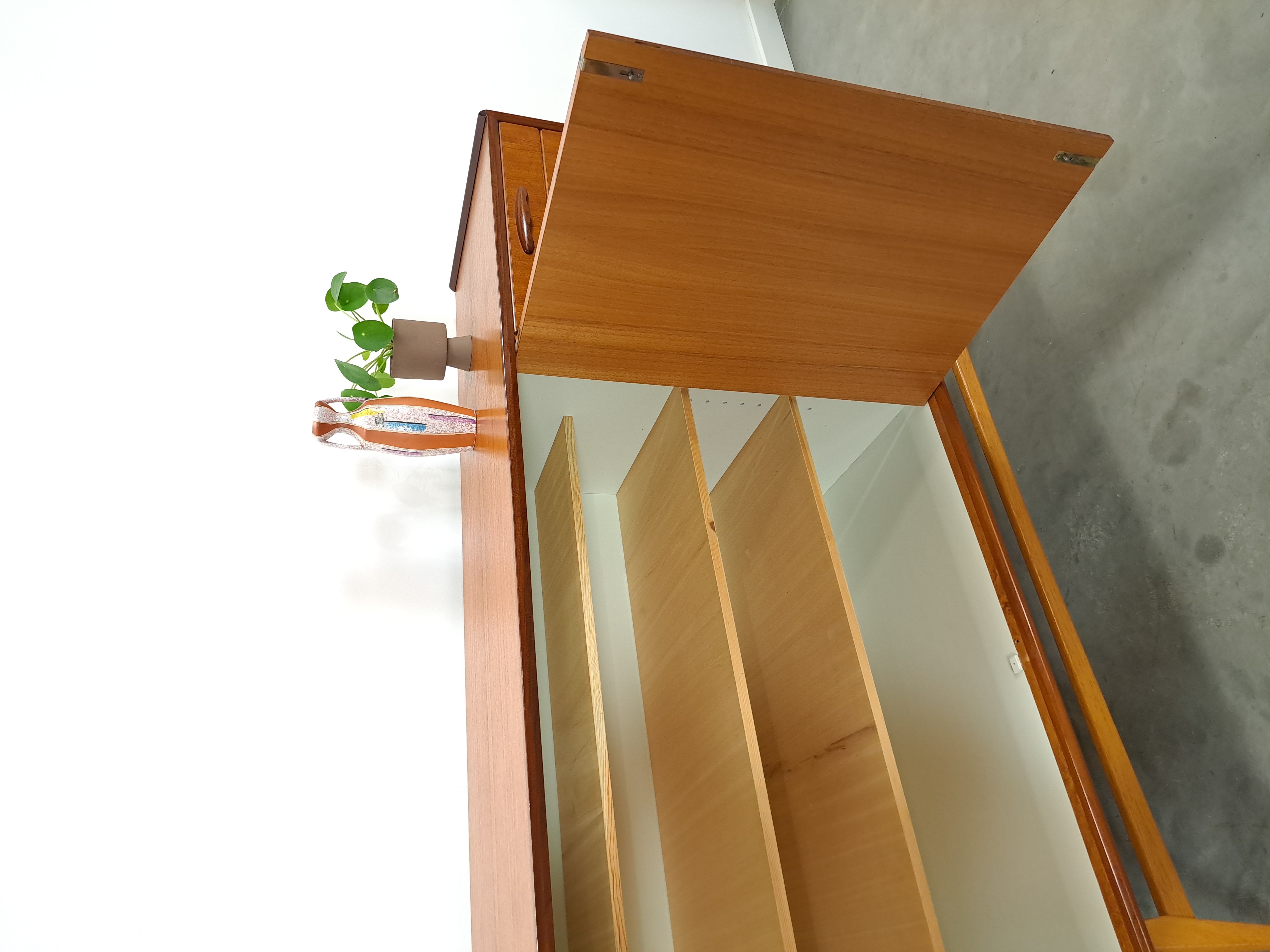 Teak Kast Met Schuine Poten En Lades Uit Zweden image 8