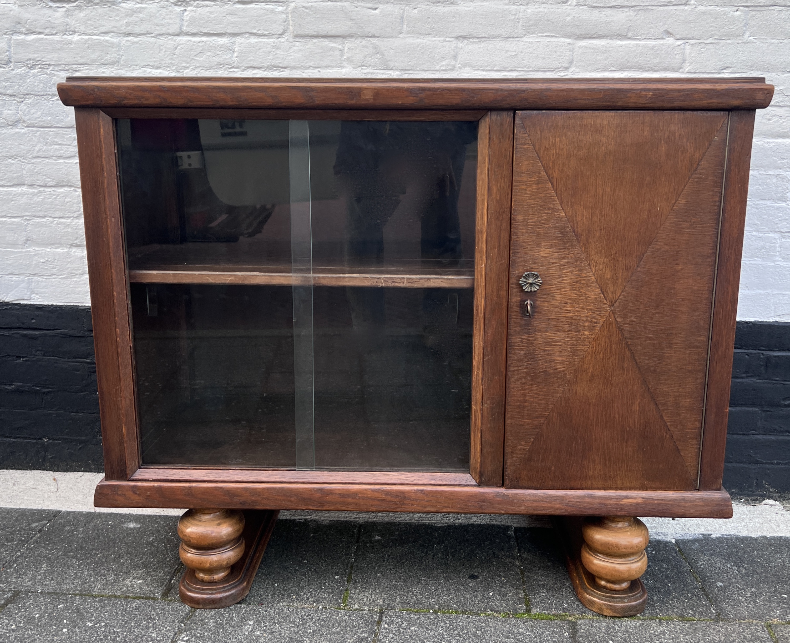 Oud Theekastje Met Glazen Schuifdeurtjes En Achter De Deur Nog 3 Lades, 100 Cm Breed image 2