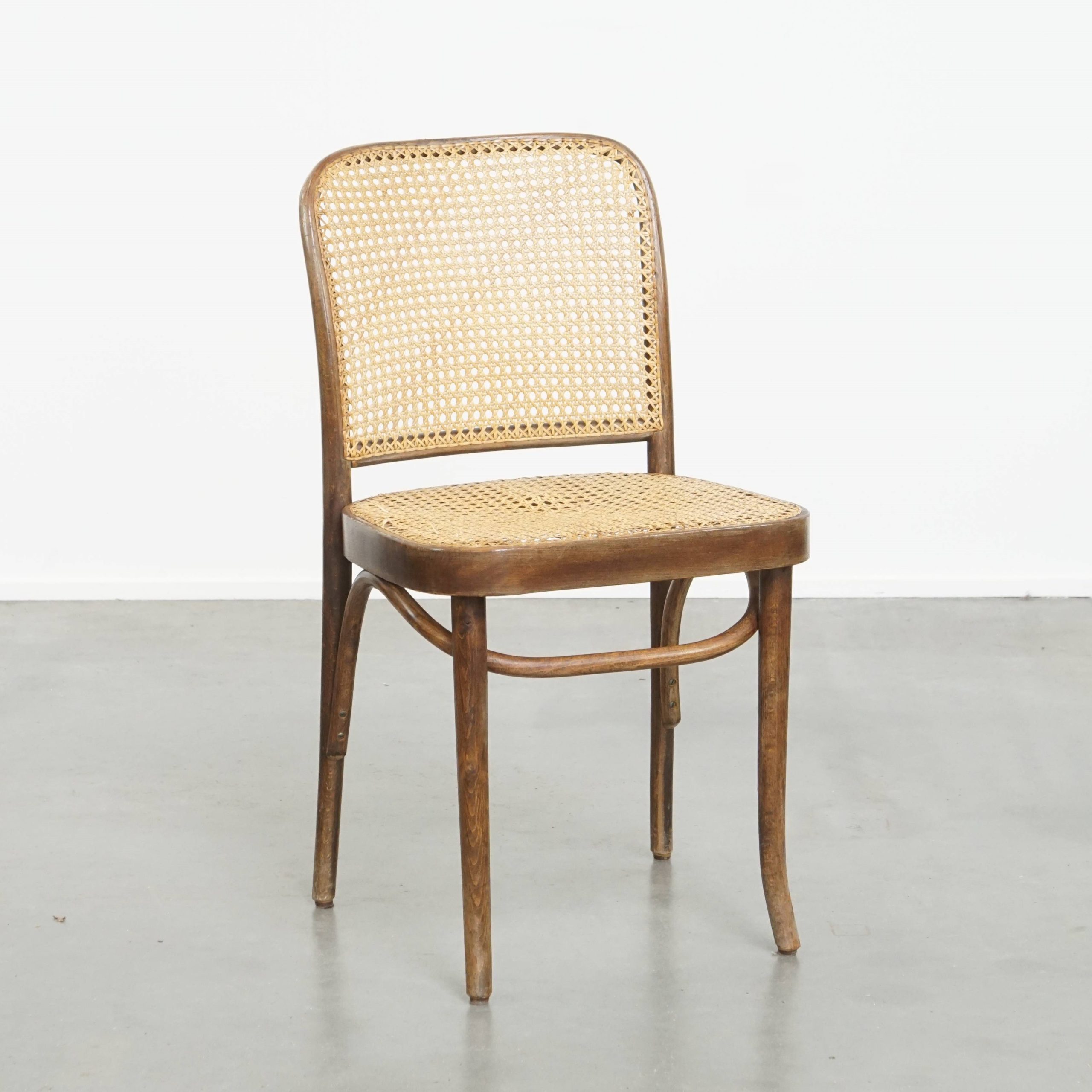 Tijdloos En Charmant Bistro Stoeltje In De Stijl Van Thonet Met Uniek Houten Frame image 2