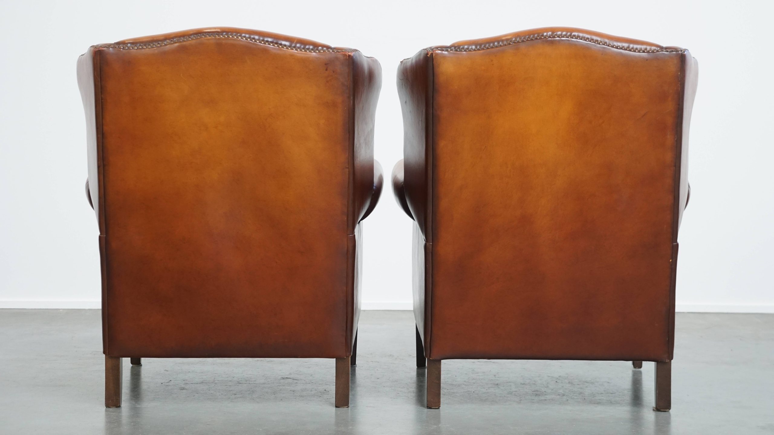 Comfortabele Set Van 2 Engelse Stijl Schapenleren Oorfauteuils Met Mooie Warme Kleuren image 4