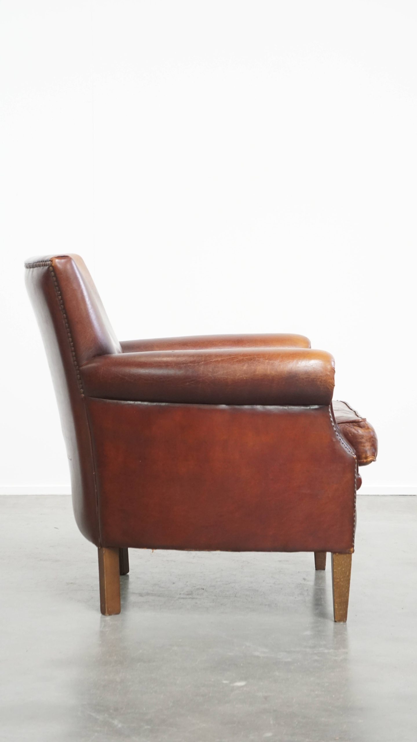 Vintage Karaktervolle Fauteuil Gemaakt Van Schapenleer Met Een Prachtige Warme Kleurstelling image 4