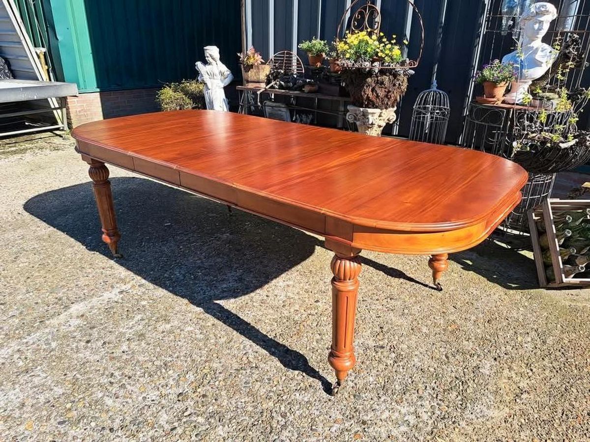 Prachtige Klassieke Ovale Houten Tafel Met Decoratieve Pote image 5