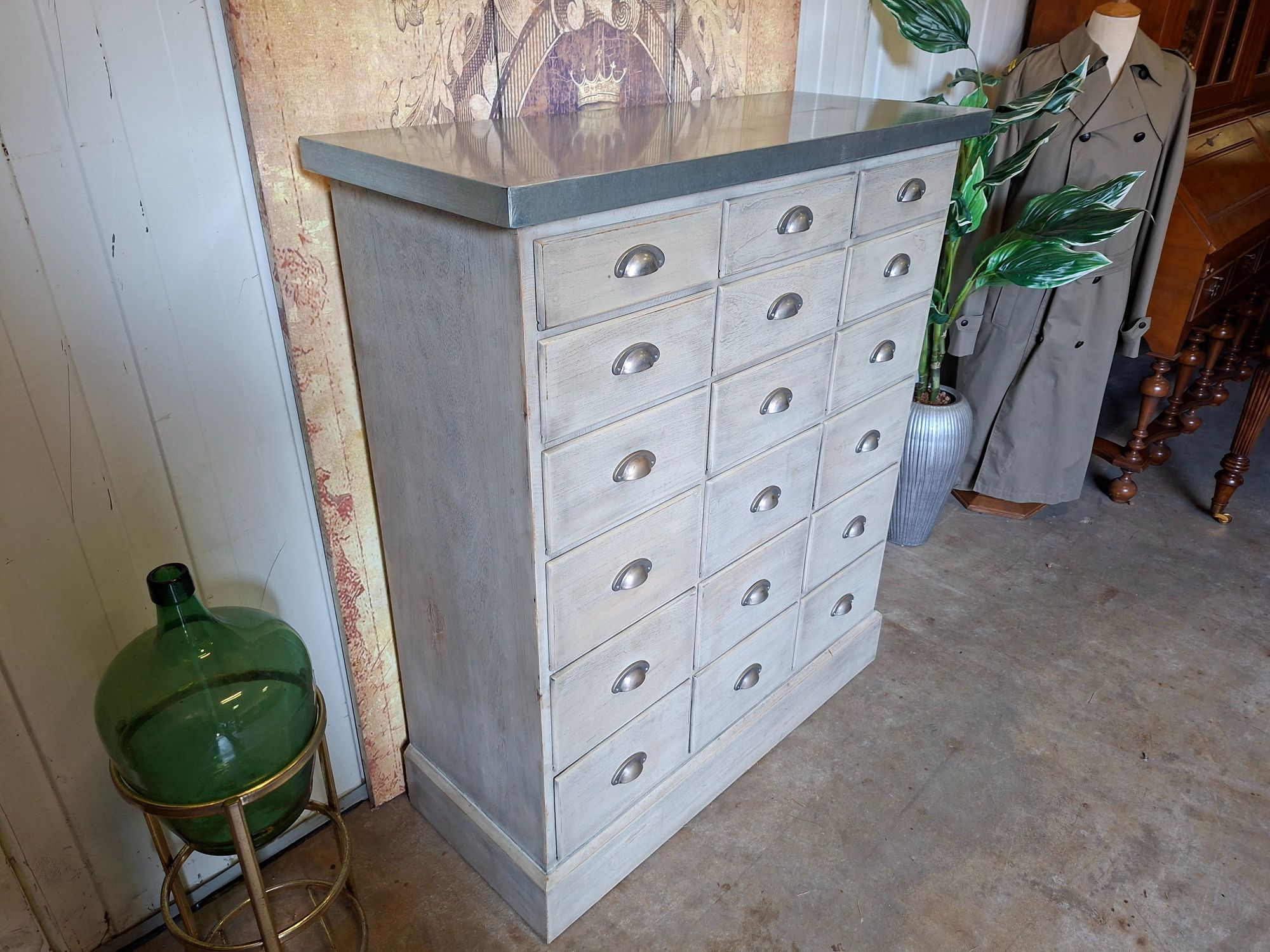 Landelijk Ladekast, Apothekerskast, Archiefkast, Met Metalen Bovenblad Lichte Transportschade Afm. 105x42 En 120cm Hoog. image 4