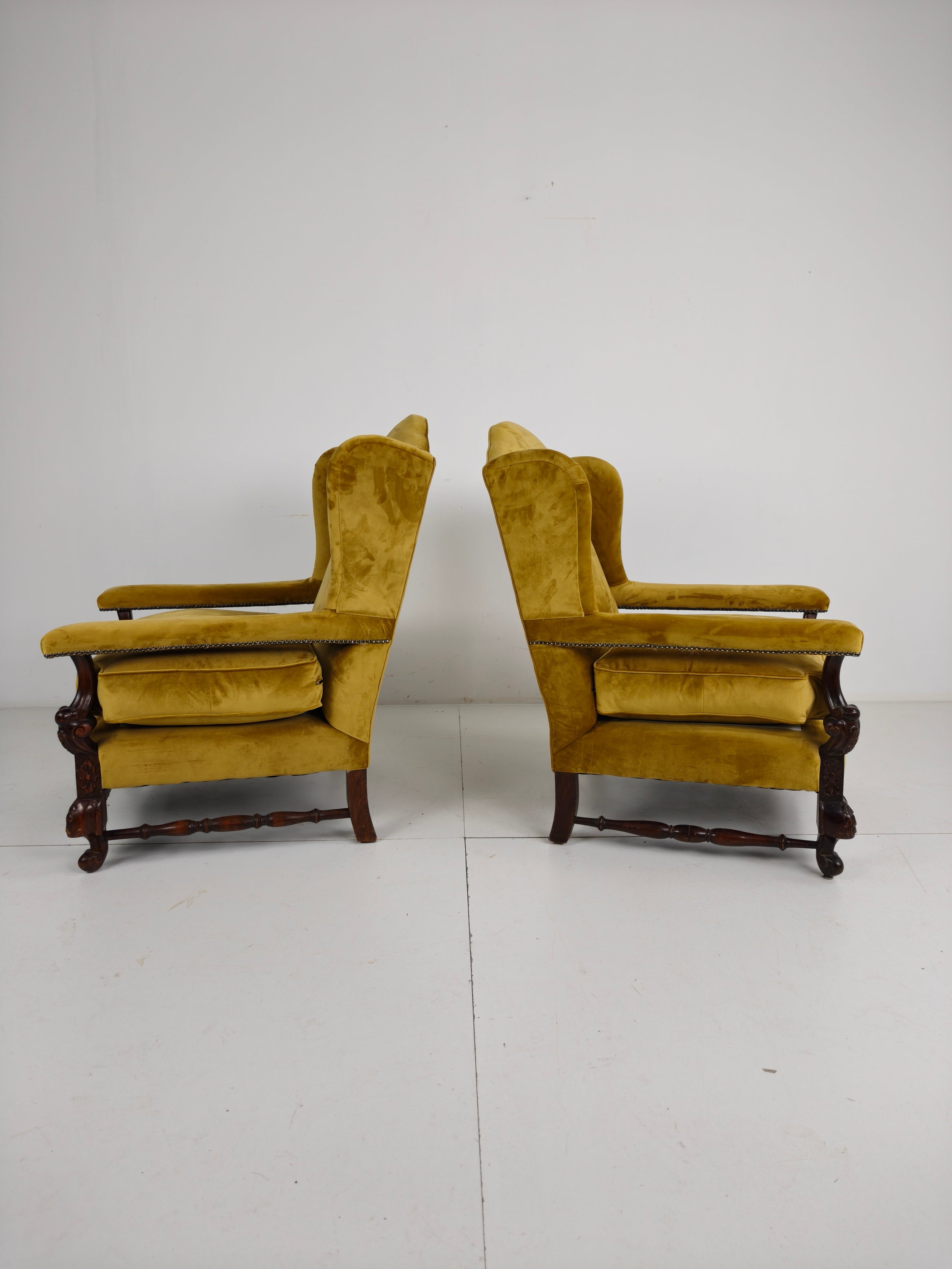 Paar 19e-eeuwse Gesneden Notenhouten Fauteuils – Bloemmotieven – Fluwelen Bekleding image 3