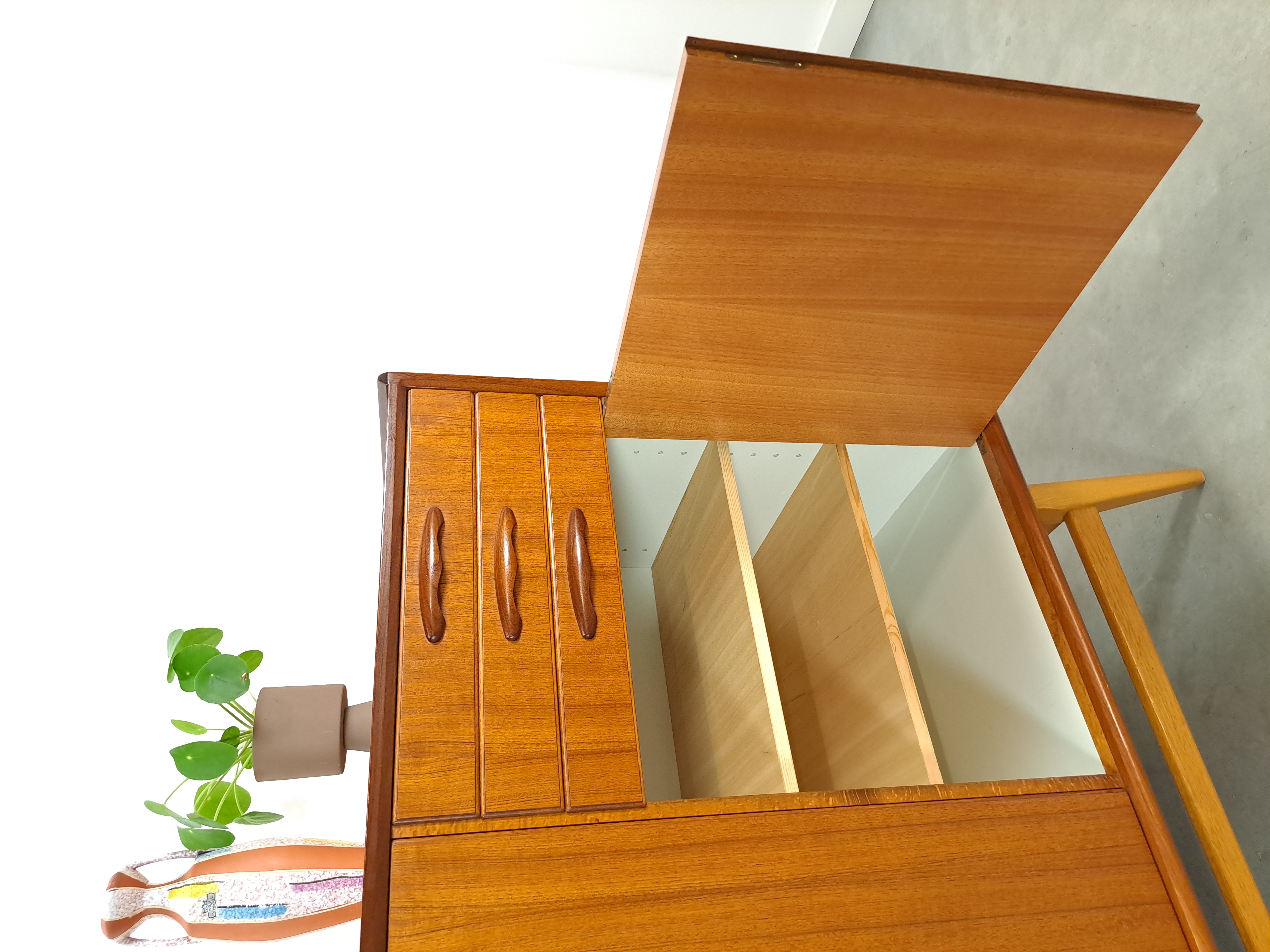 Teak Kast Met Schuine Poten En Lades Uit Zweden image 11