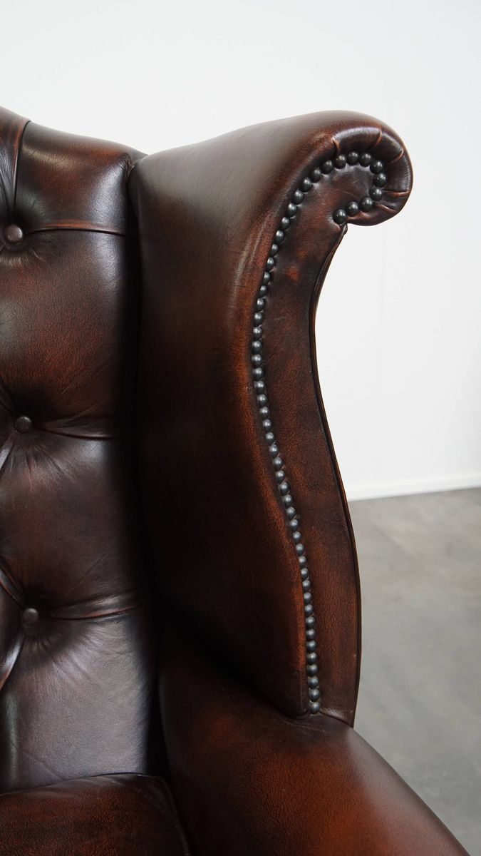 Luxe, Warm Gekleurde, Bruine Rundleren Chesterfield Oorfauteuil Met Unieke Details image 13
