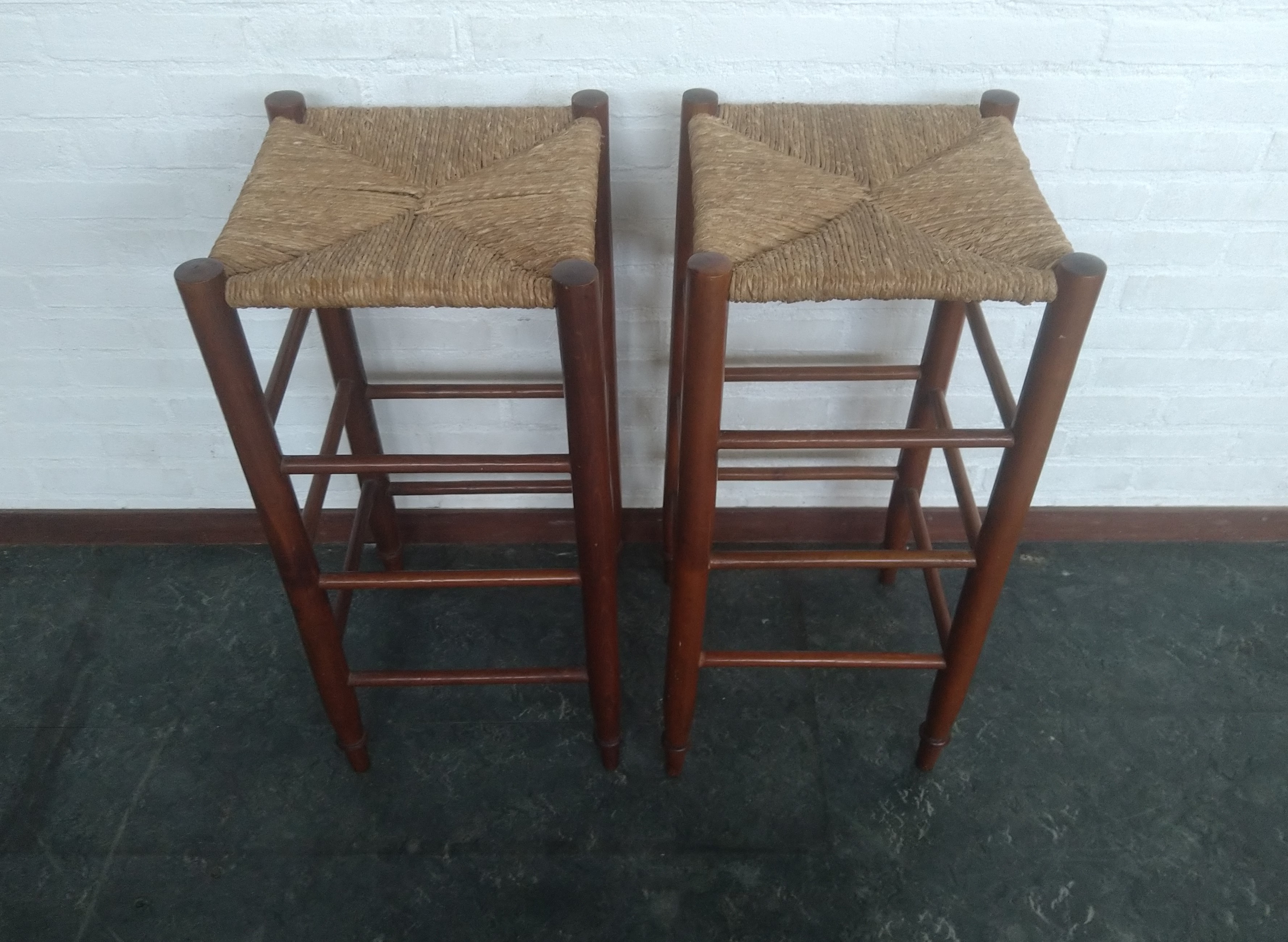 2x Houten Barkrukken Met Biezen Zitting image 2