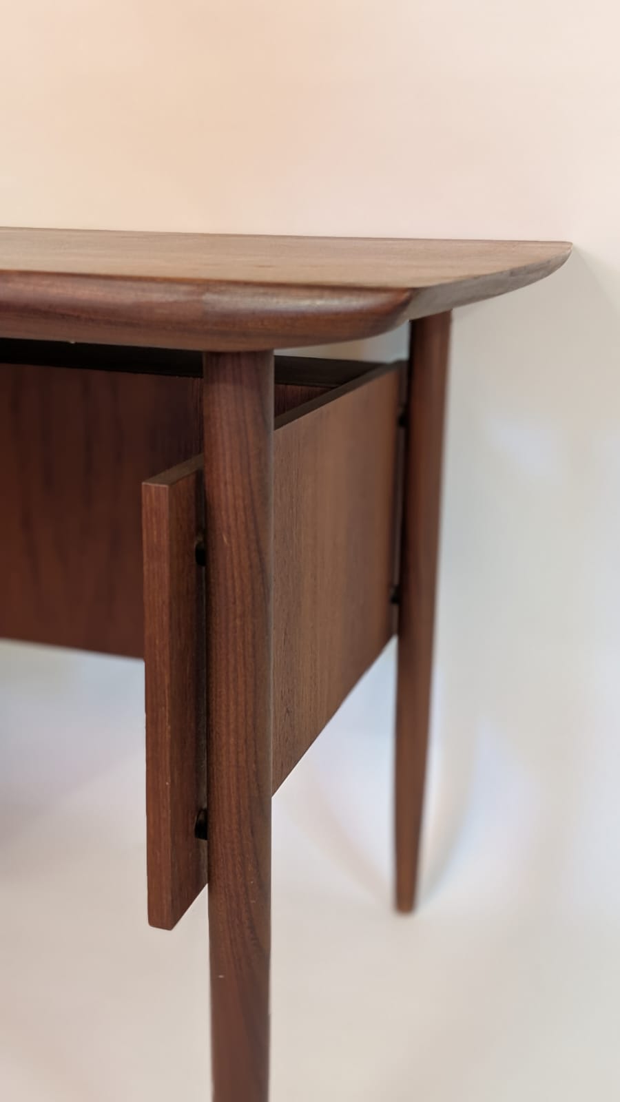 Iconisch Mid-century Teak Bureau – Tijseling Voor Hulmefa – Jaren ’50 – Cowhorn / Design Bureau / Retro Meubel image 8