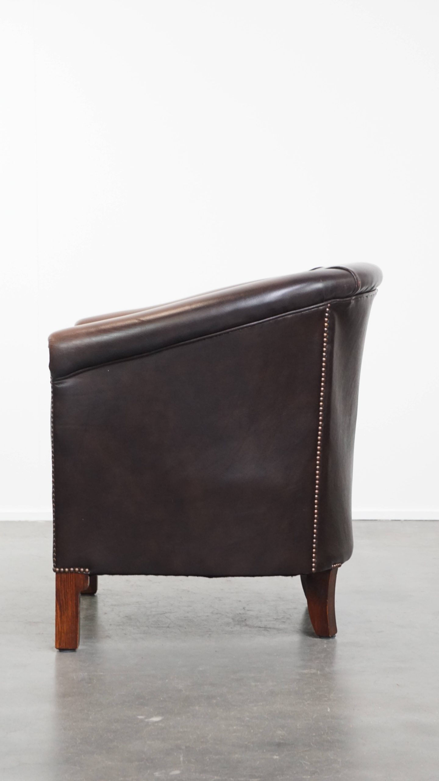 Elegante En Comfortabele Rundleren Clubfauteuil In Engelse Stijl In Een Mooie Donkere Kleur image 6
