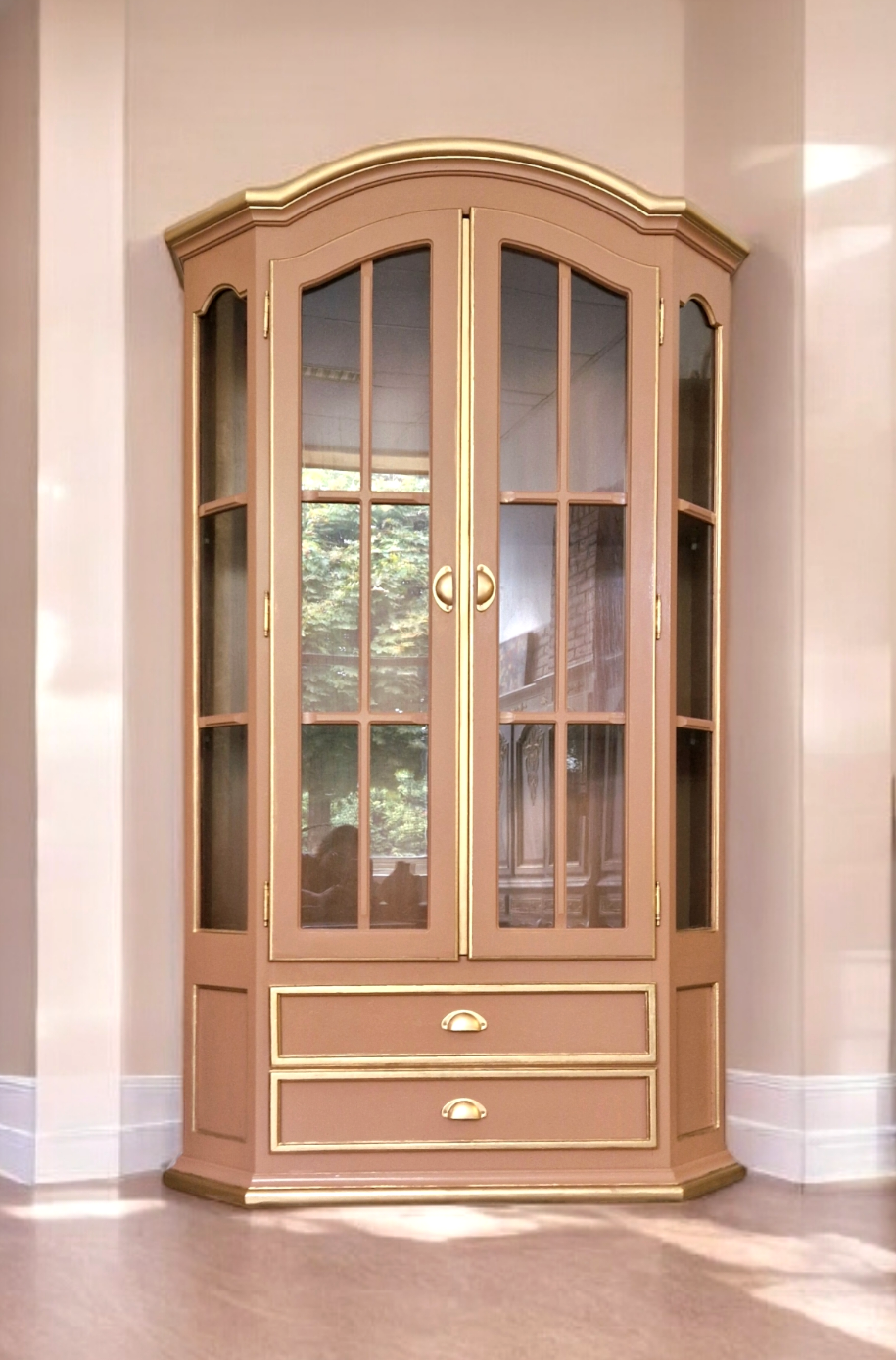 Vitrinekast In Zachte Perzikkleur En Goud image 2