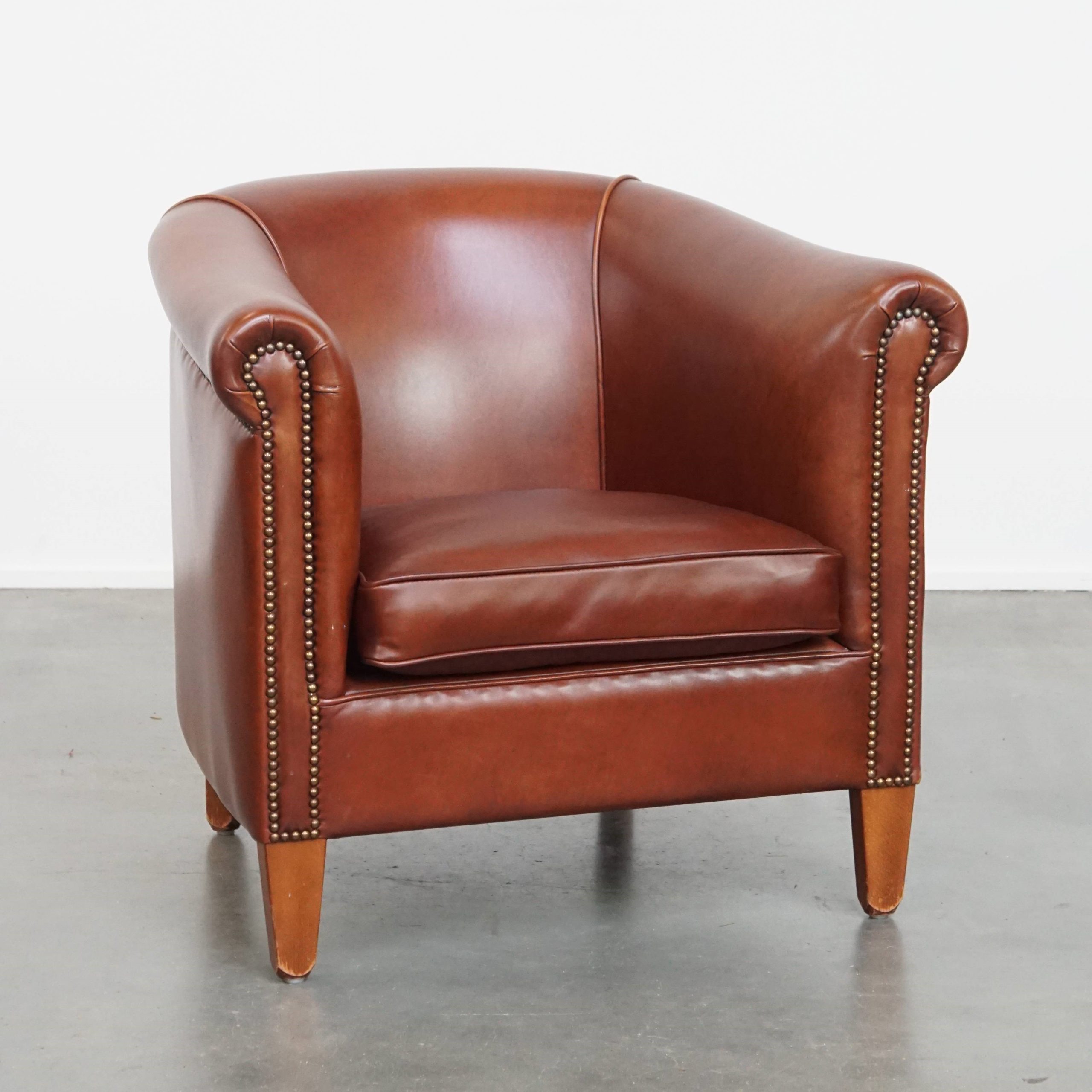 Stijlvolle En Elegante Clubfauteuil Gemaakt Van Rundleer Met Een Luxe Afwerking Met Siernagels image 2