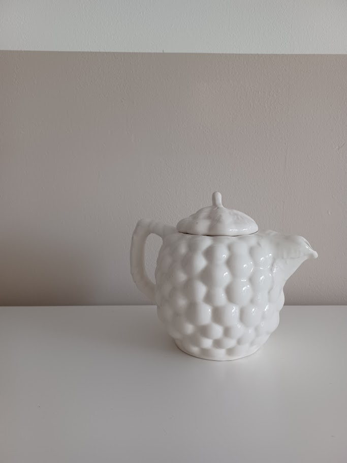 Kannetje, Tros Druiven. Wit, Geglazuurd, Barbotine Aardewerk. image 2