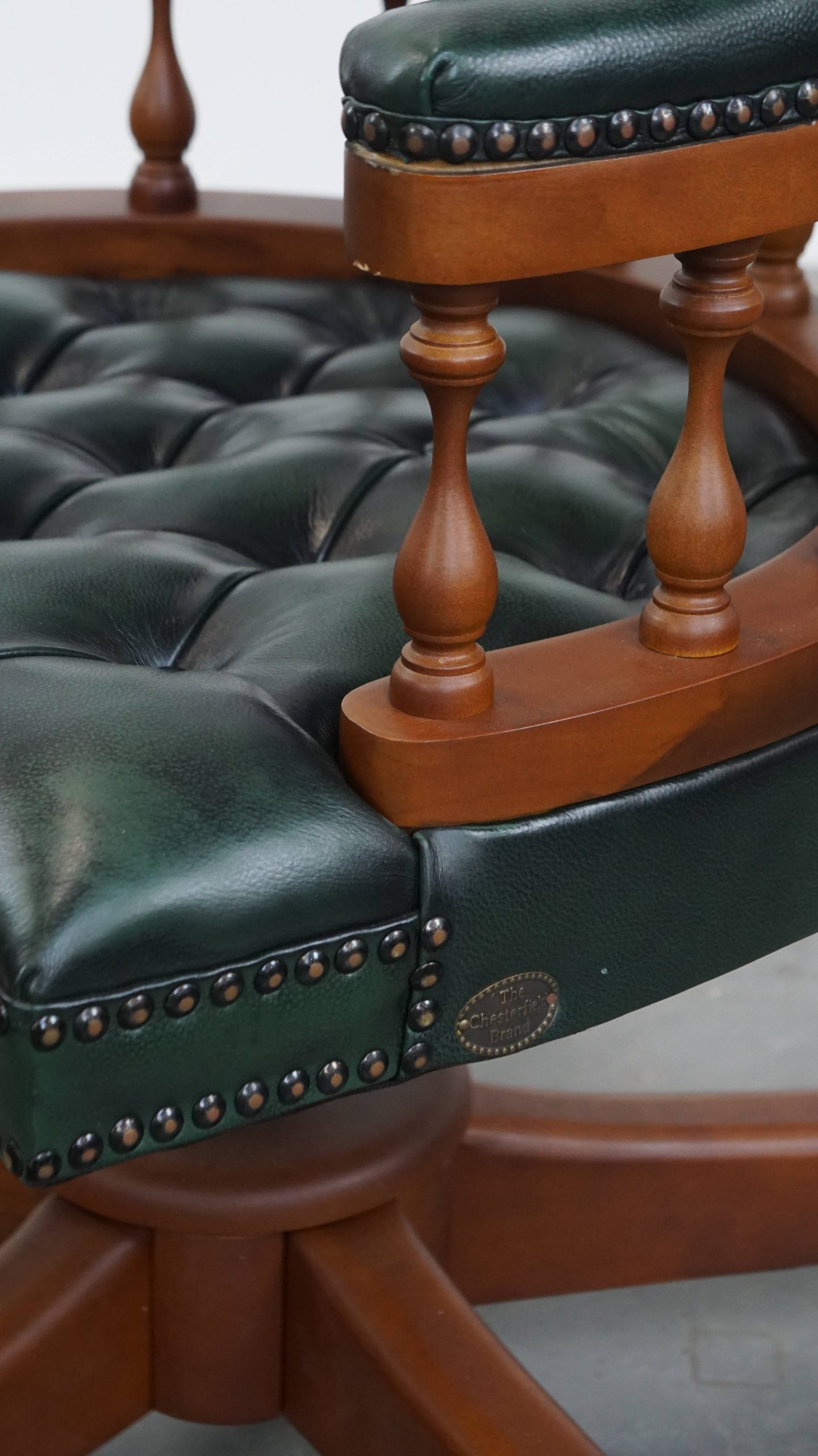 Stijlvolle Functionele Rundleren En Houten Donkergroene Chesterfield Bureaustoel Op Wieltjes image 12