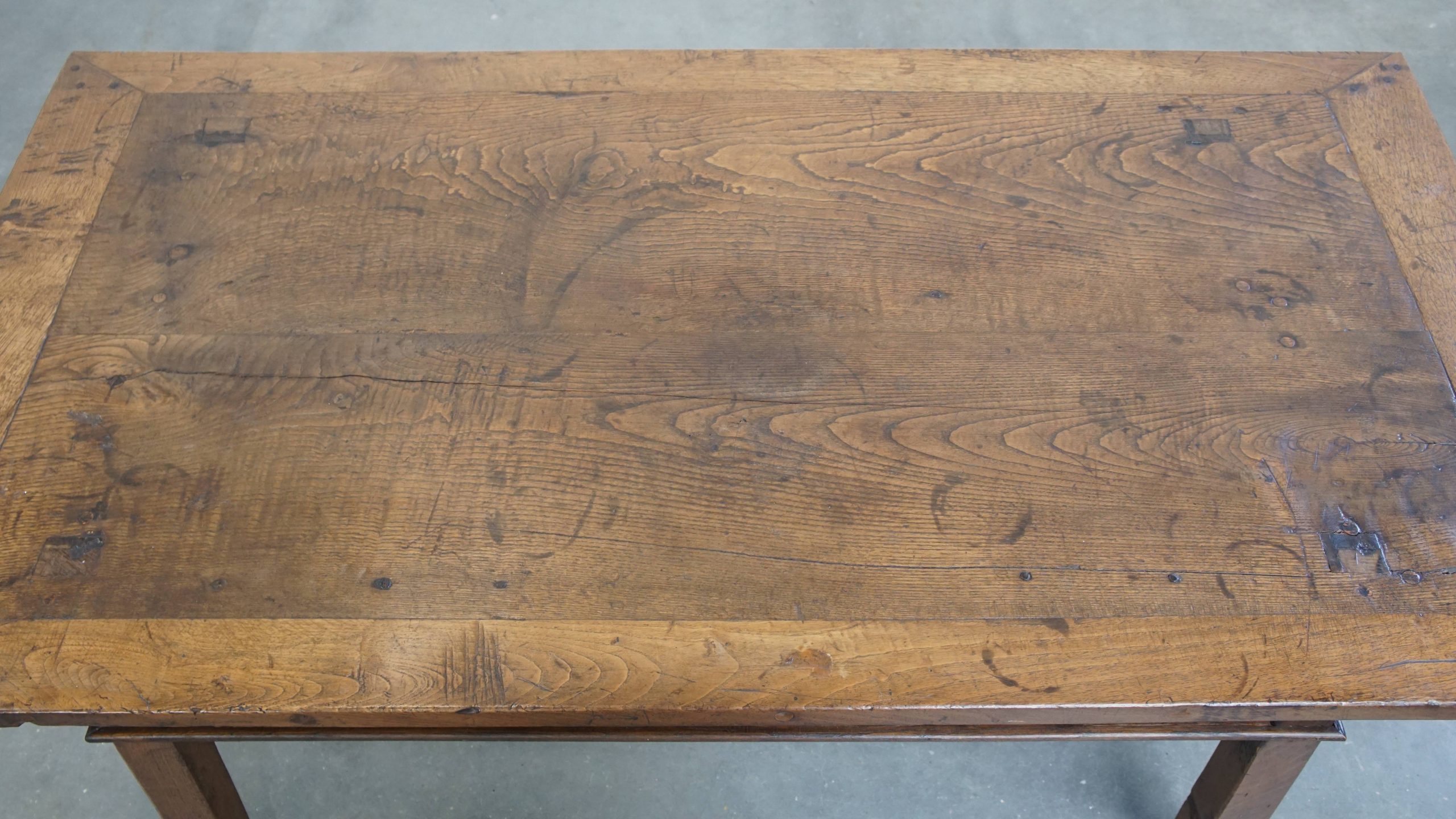 Karaktervolle Antieke Zuid Europese Kastanjehouten Salontafel Uit De 18e Eeuw Met Een Lade image 7