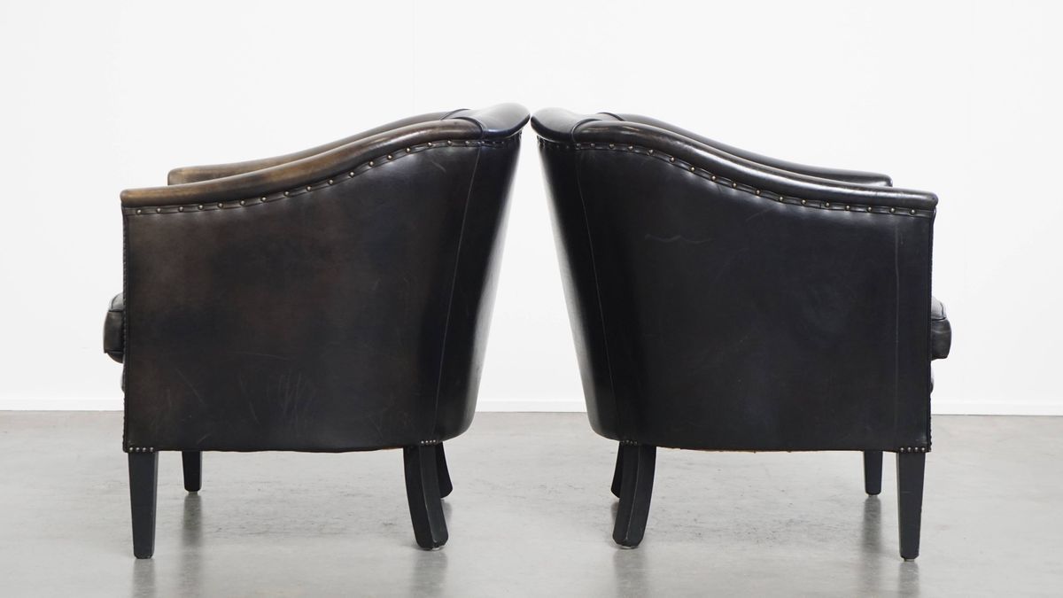 Unieke Set Van 2 Subtiele Zwart/ Grijze Schapenleren Clubfauteuils Met Een Mooi Patina image 4