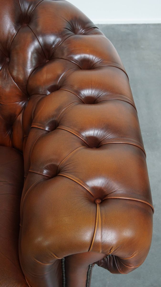 Mooie En Complete Set Van Een 2,5 Zits En 2 Zits Bruine Engelse Rundleren Chesterfield Bank image 9