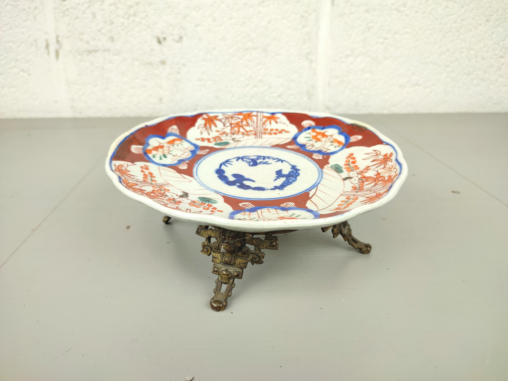Antiek Japans Imari Bord Op Bronzen Pootjes image 2