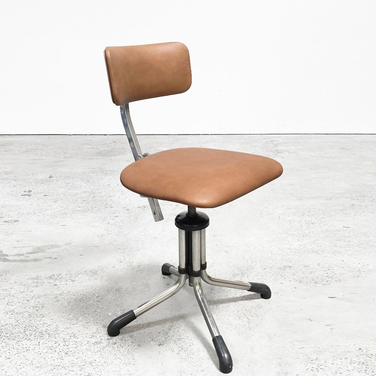 Vintage Gispen Bureaustoel Opnieuw Bekleed Met Leer. image 2